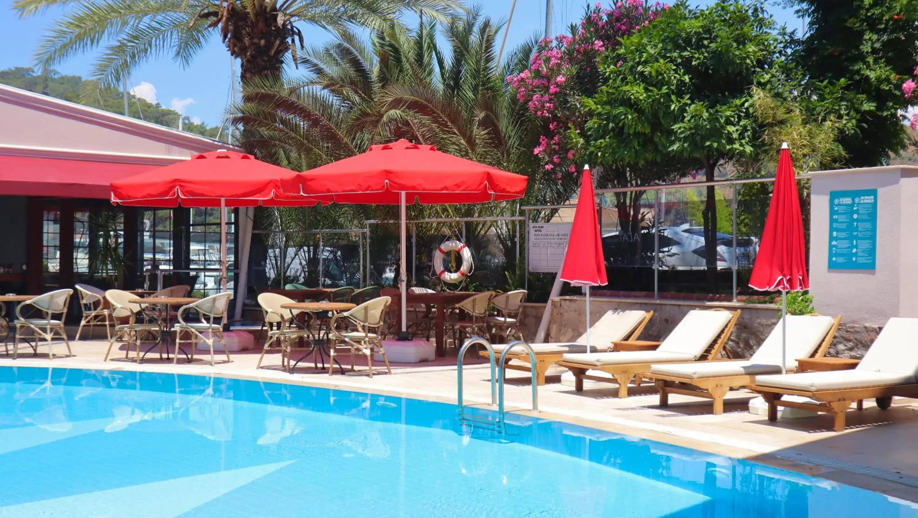 Swimming pool in Ata Park Hotel Swimming pool in Ata Park Hotel