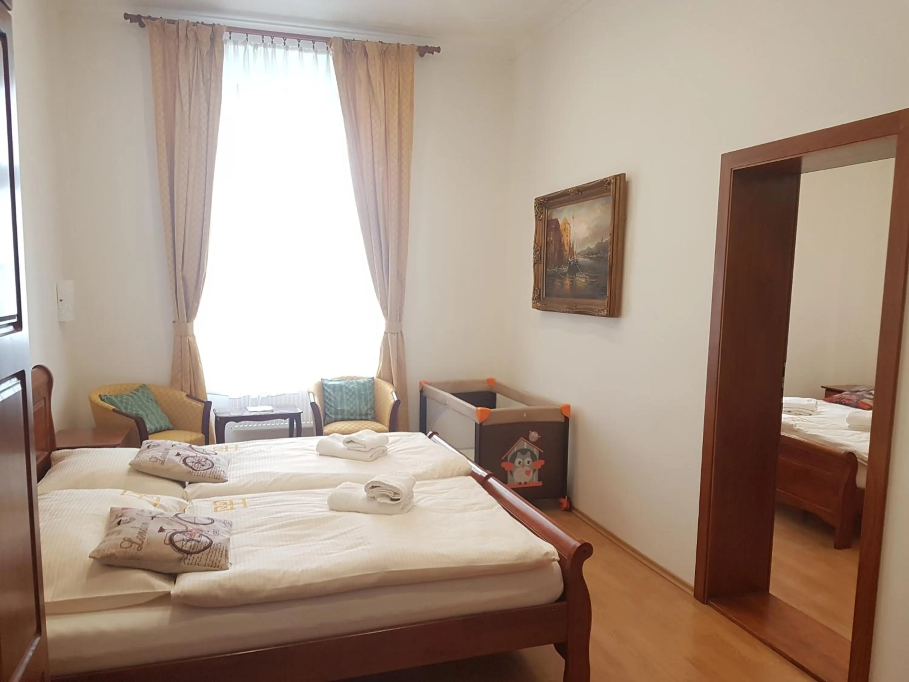 Photo of the whole room, Bed in Hotel Bristol