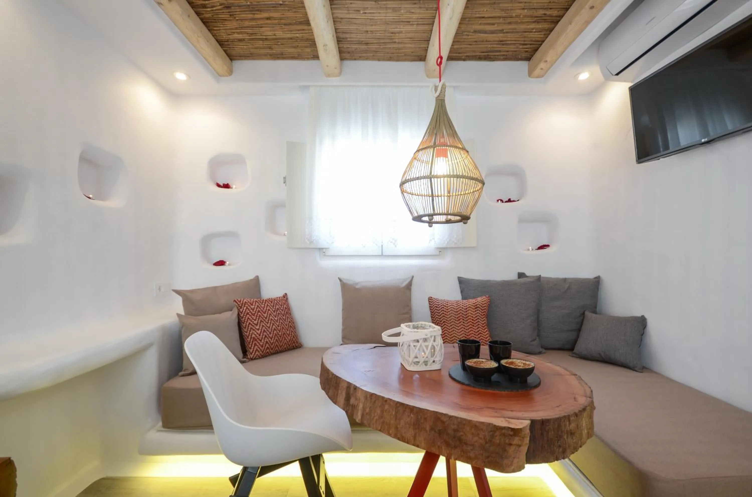 Dining area in Naxos Island Escape Suites