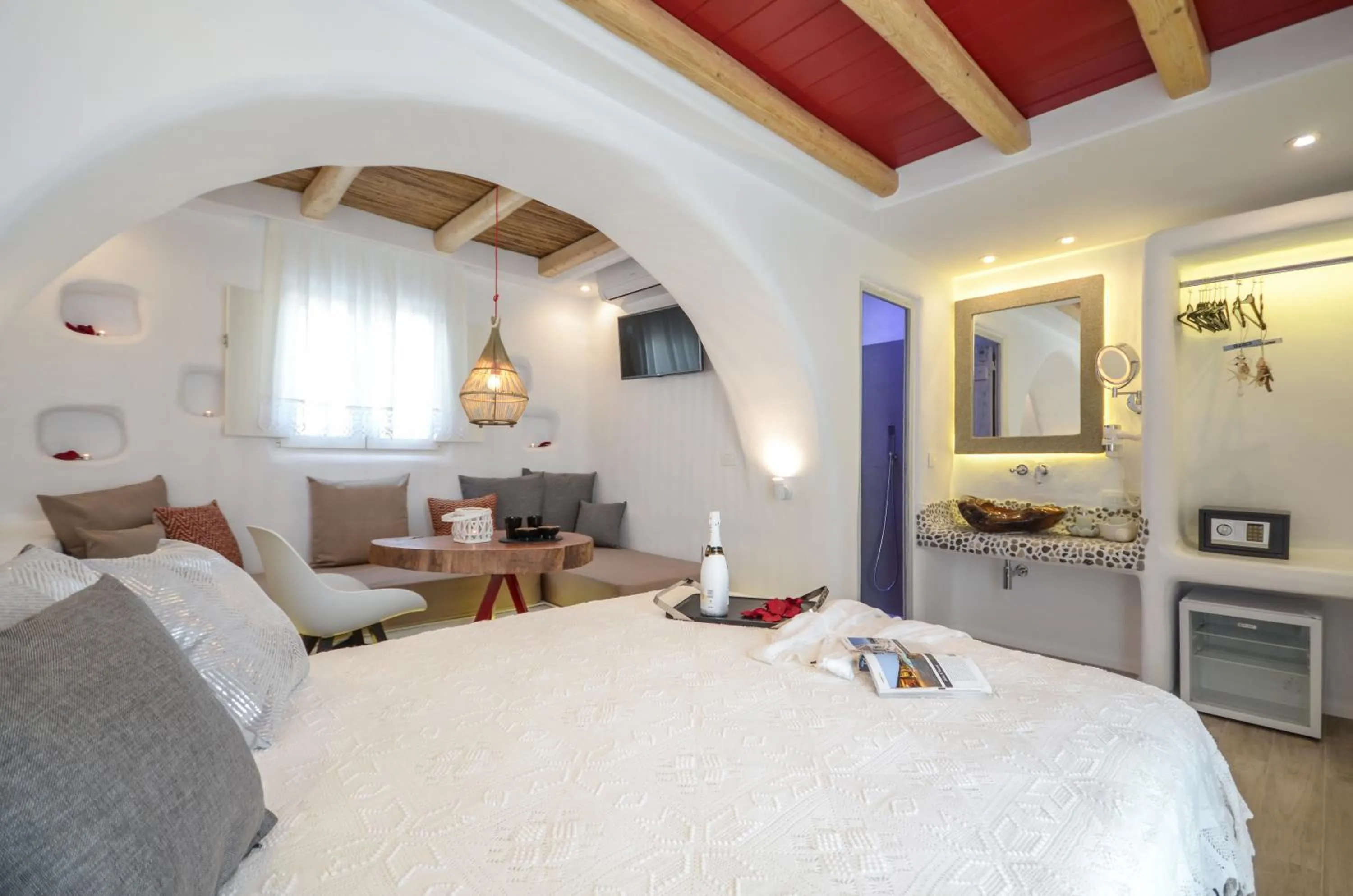 Photo of the whole room, Bed in Naxos Island Escape Suites