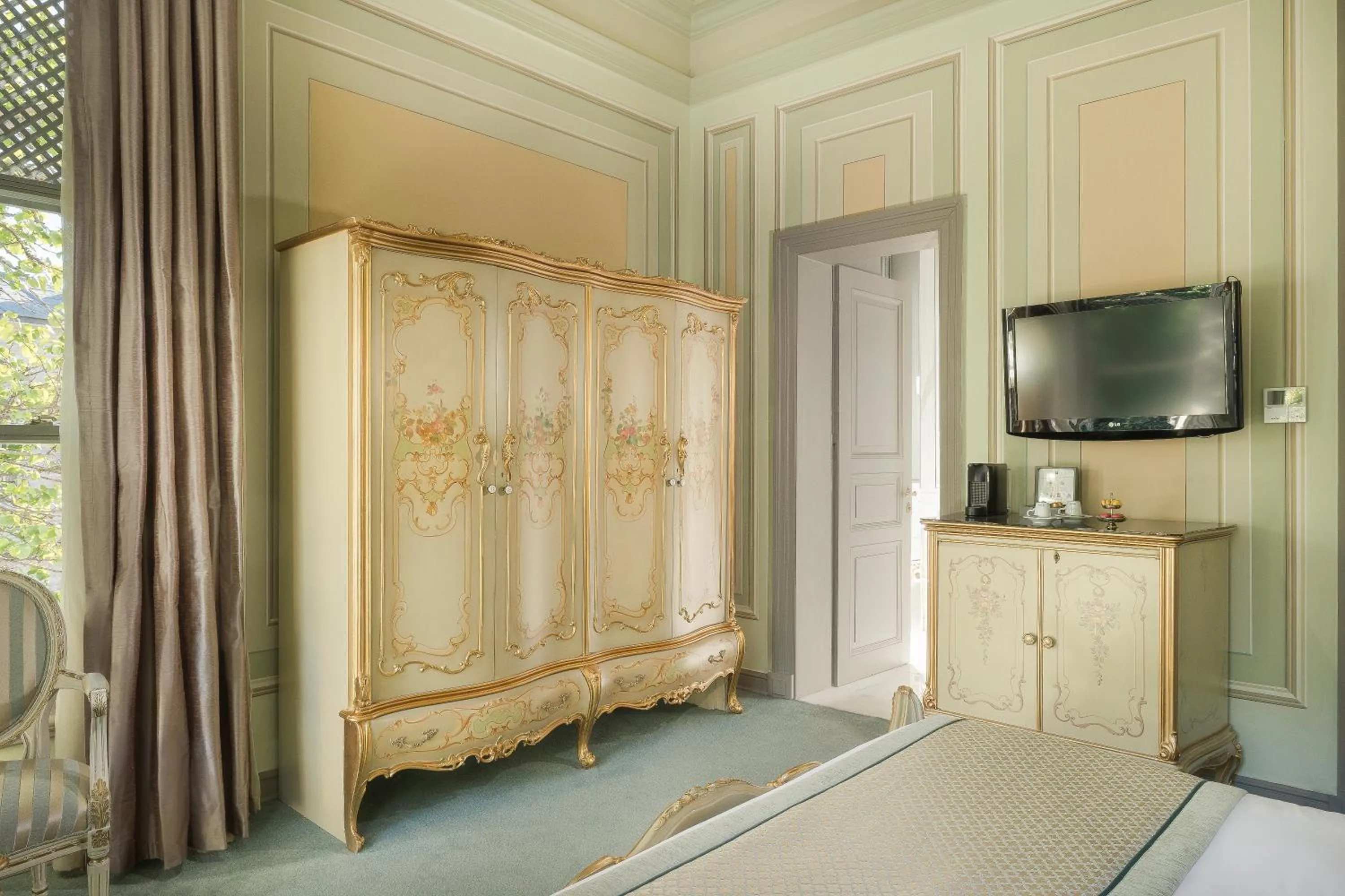 Bed in Bosphorus Palace Hotel