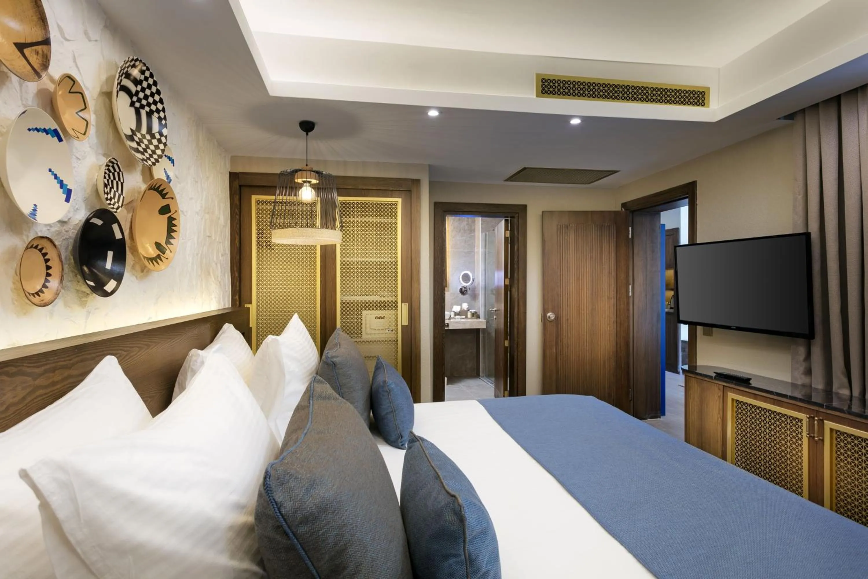 Bedroom, Bed in Rixos Sungate - The Land of Legends Access