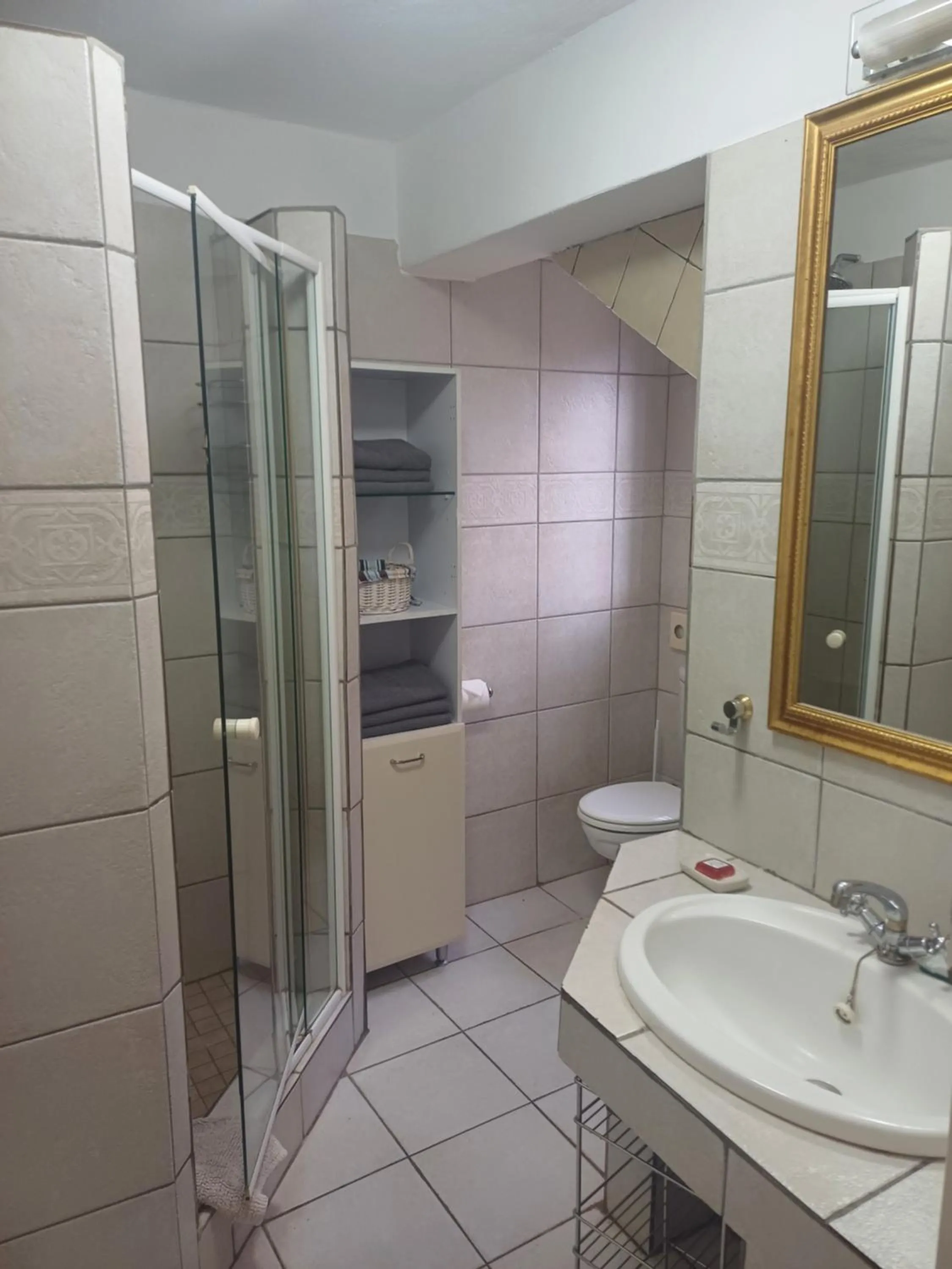 Shower in Whispering Pines Country Estate