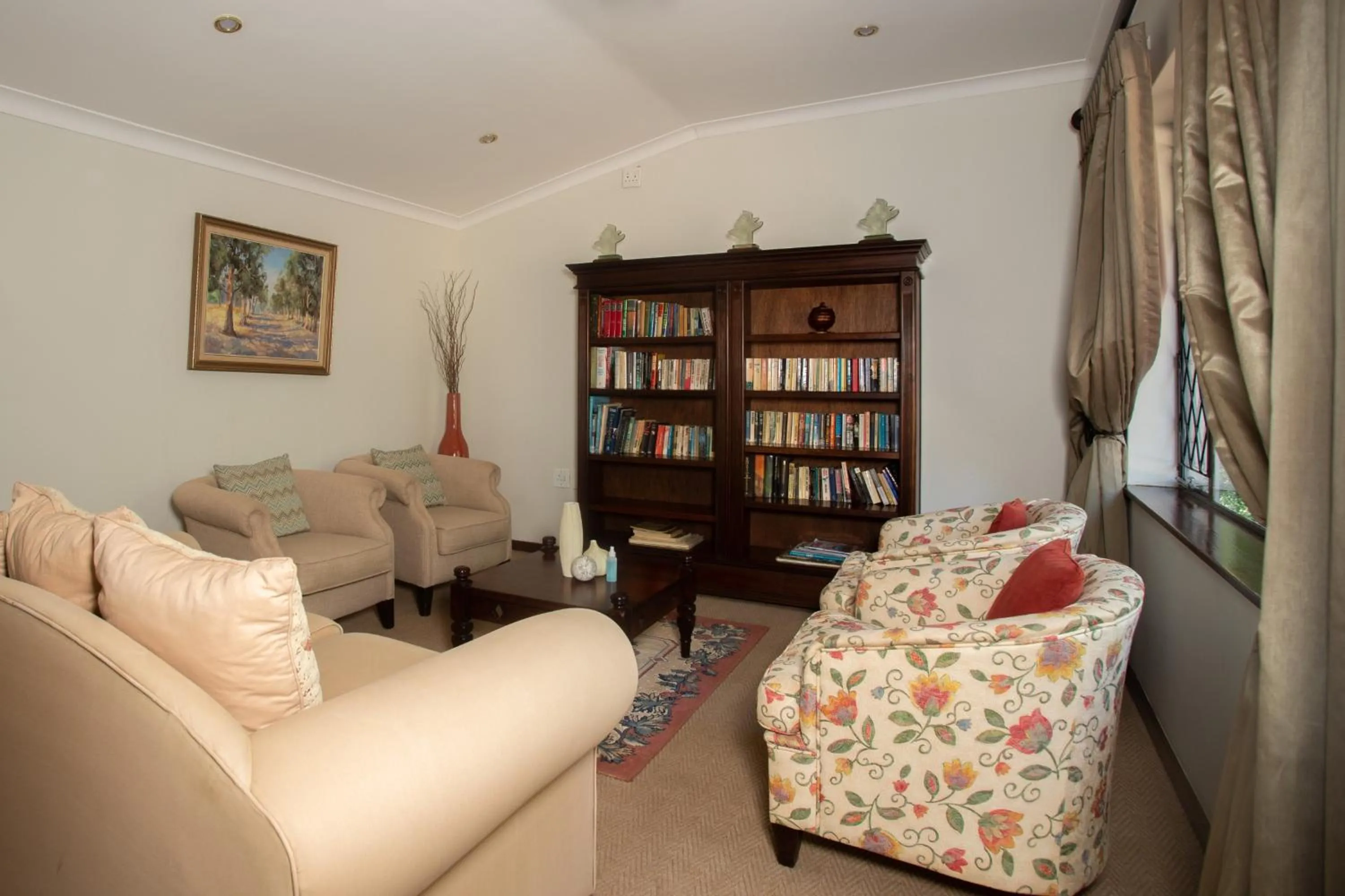 Lounge or bar in Whispering Pines Country Estate