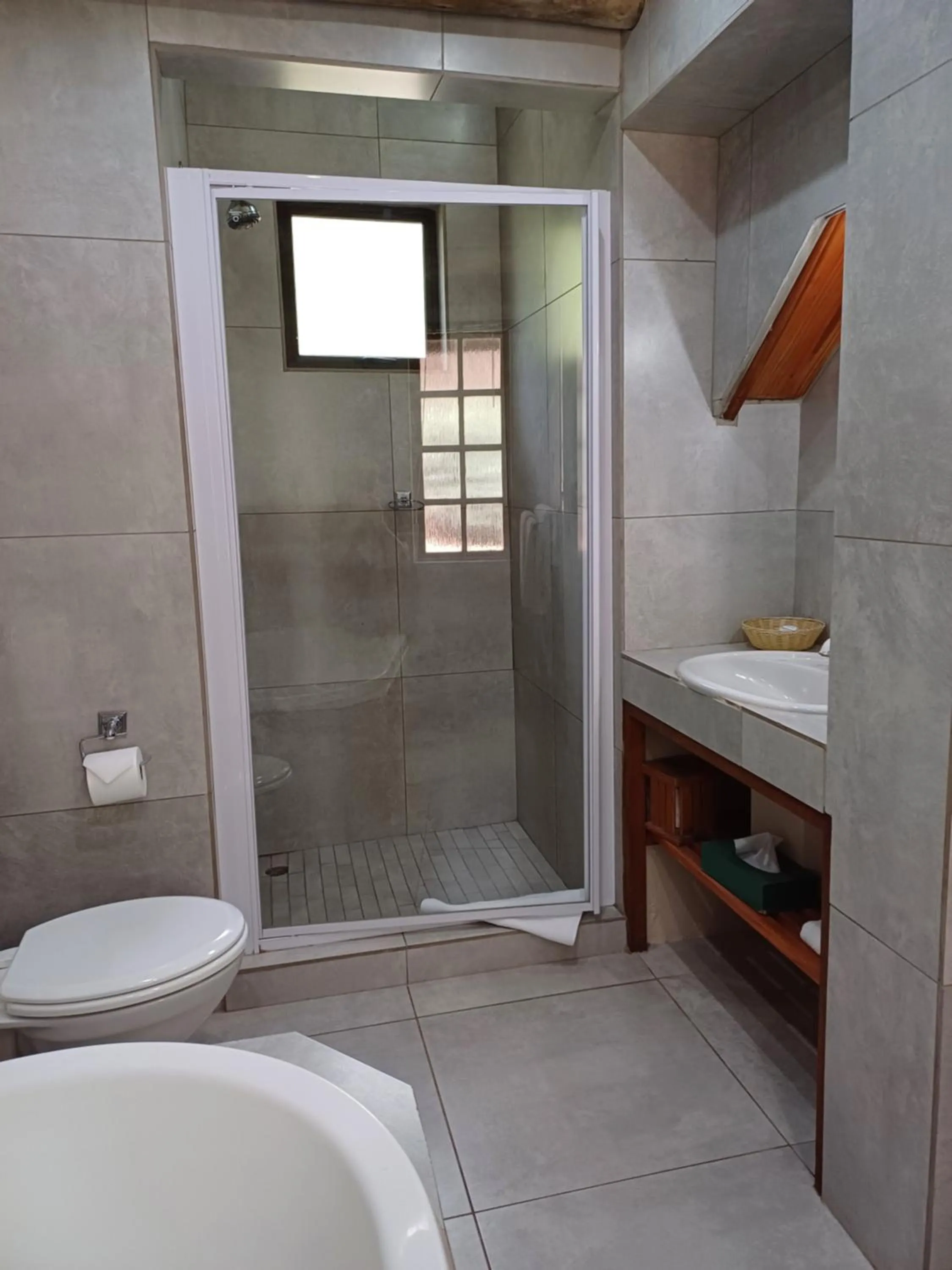 Shower in Whispering Pines Country Estate