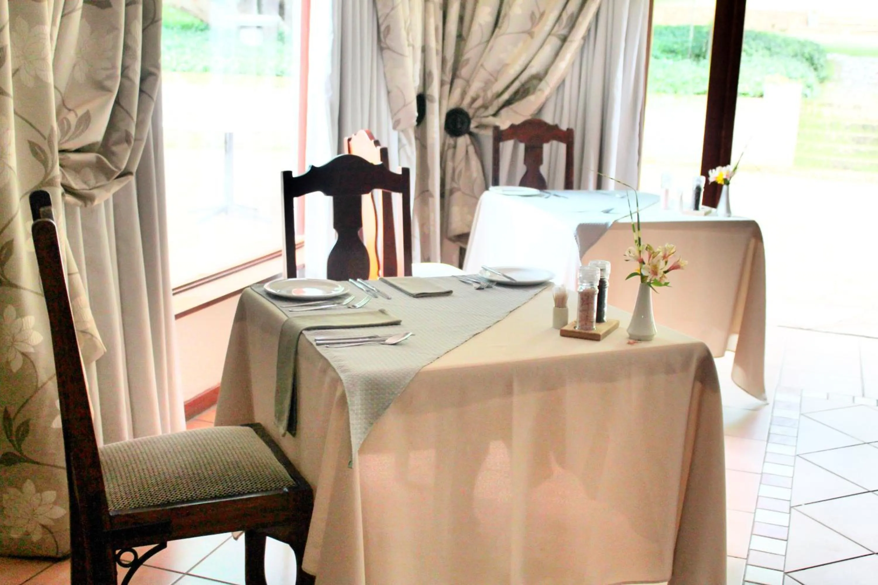 Breakfast in Whispering Pines Country Estate