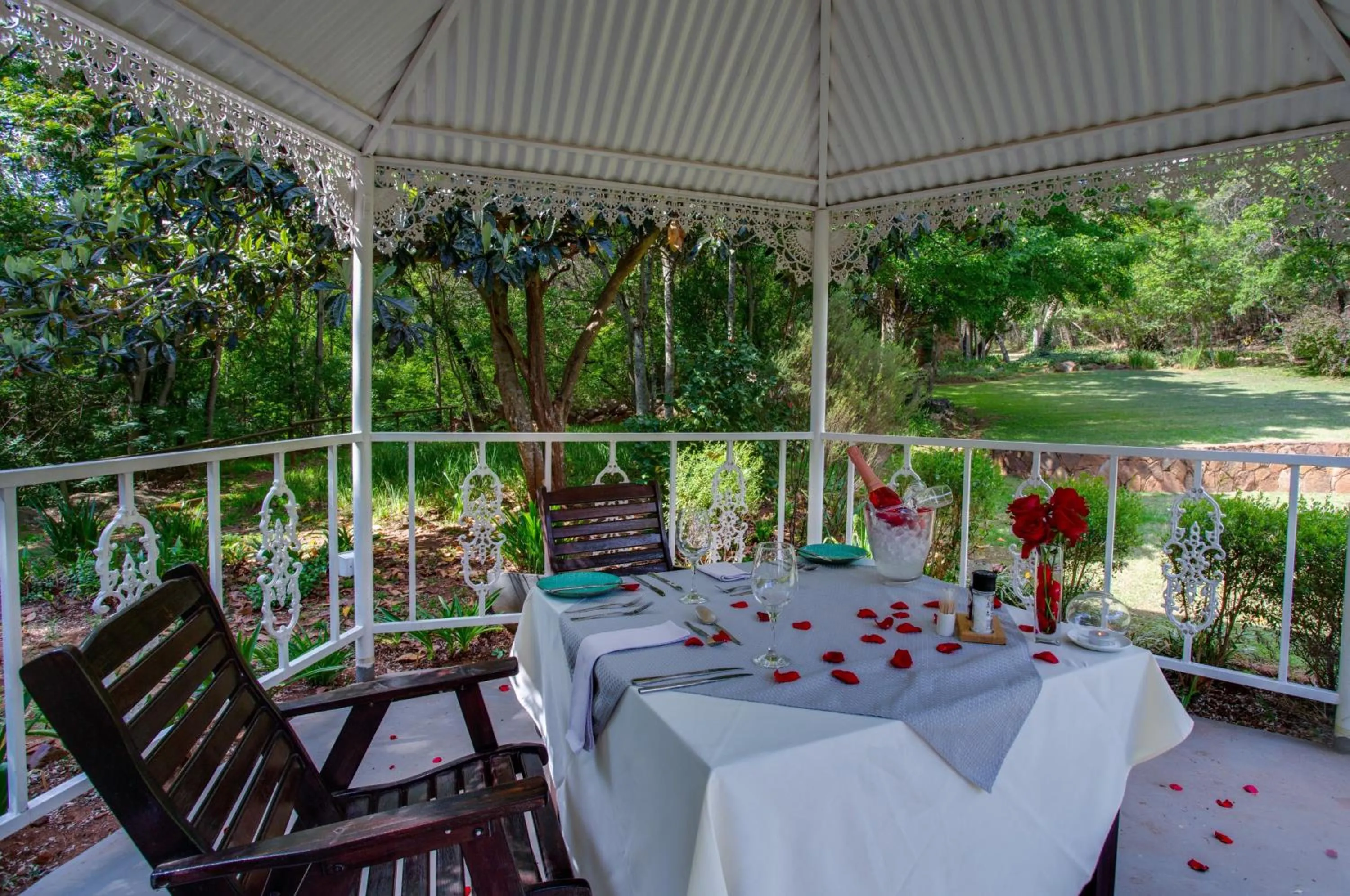Dining area in Whispering Pines Country Estate
