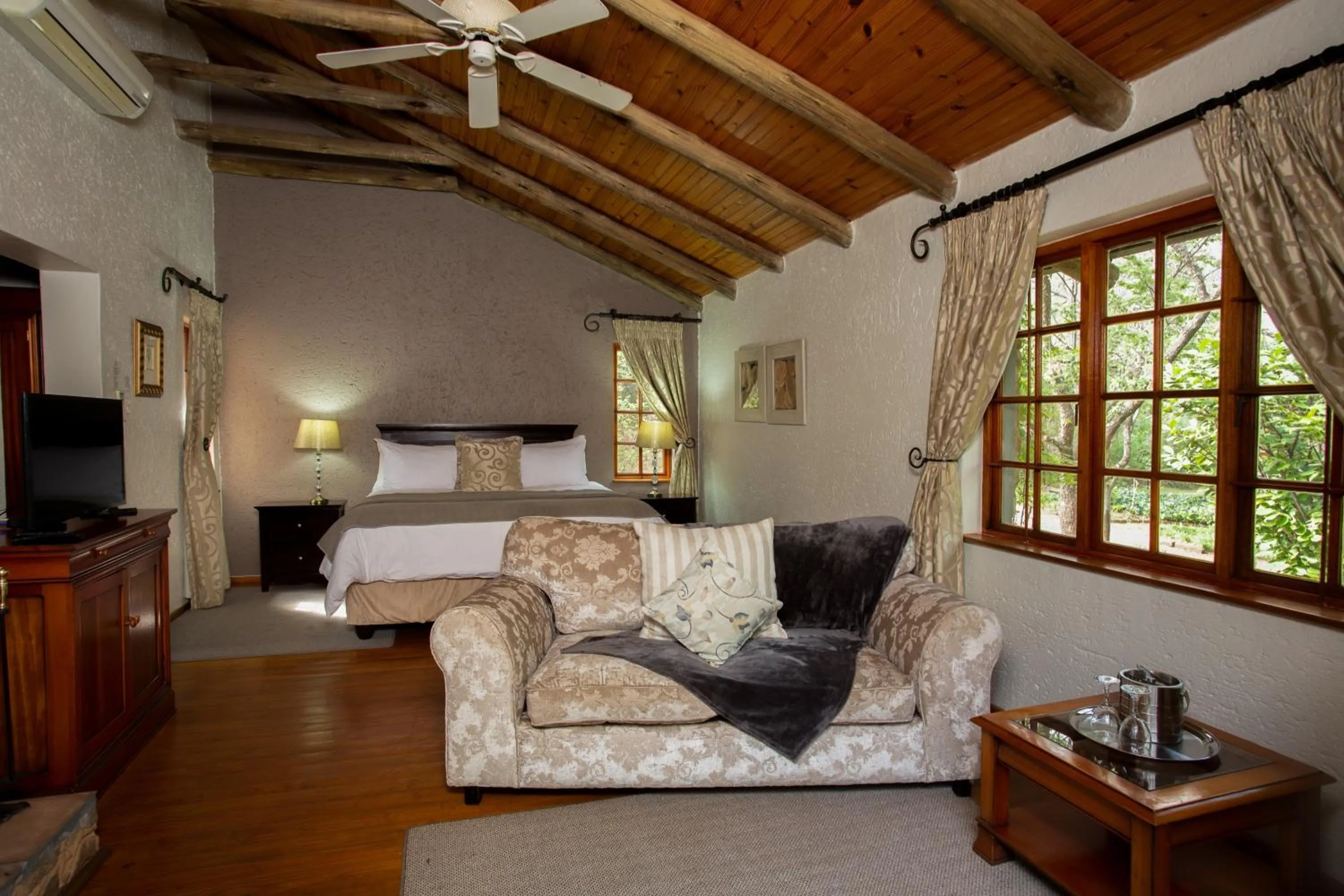 Photo of the whole room in Whispering Pines Country Estate