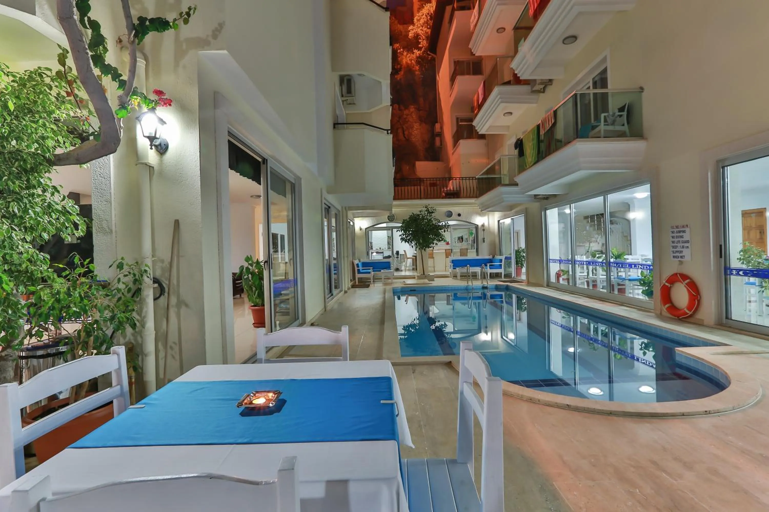 Restaurant/places to eat in Belinda Hotel