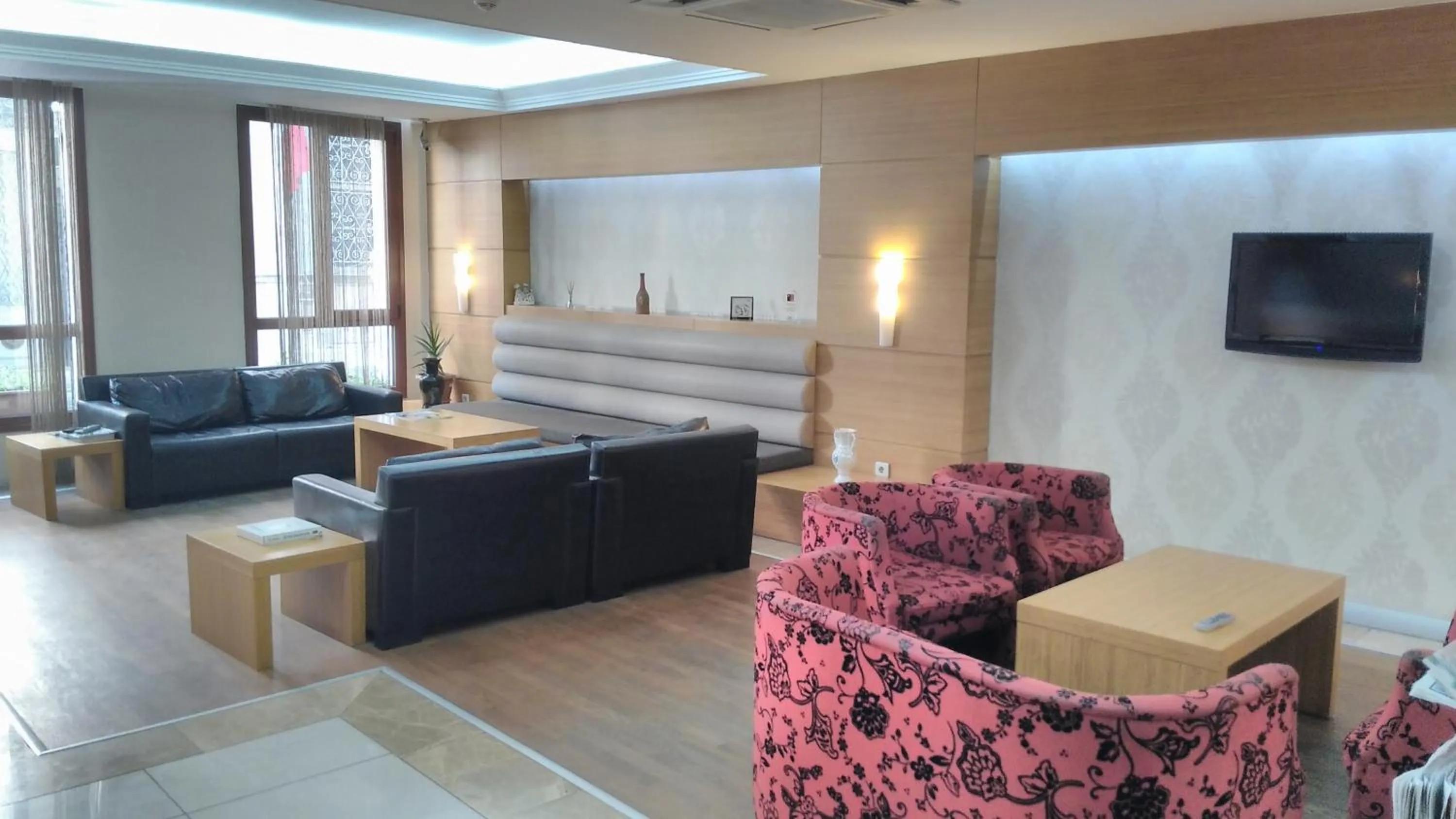Communal lounge/ TV room in Hotel Baylan İzmir