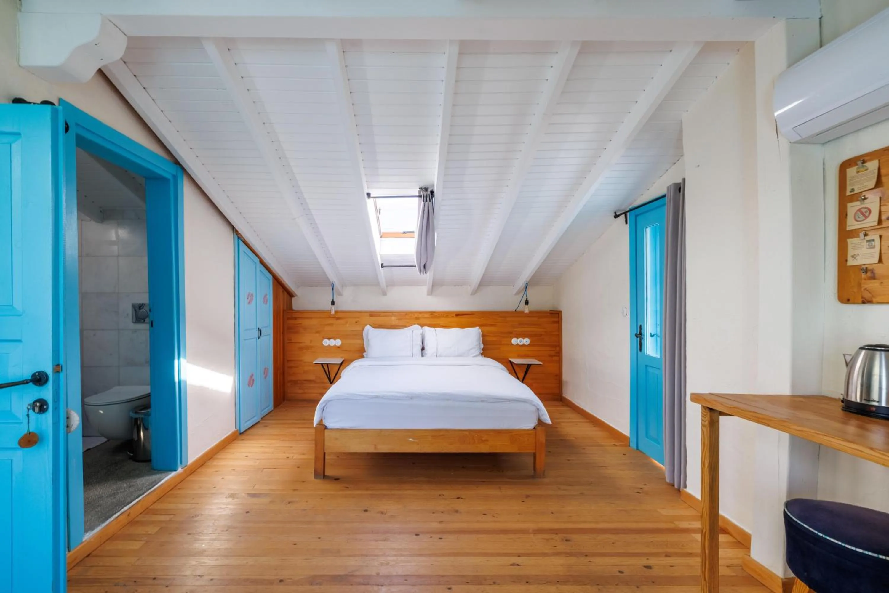 Photo of the whole room, Bed in Yonca Lodge