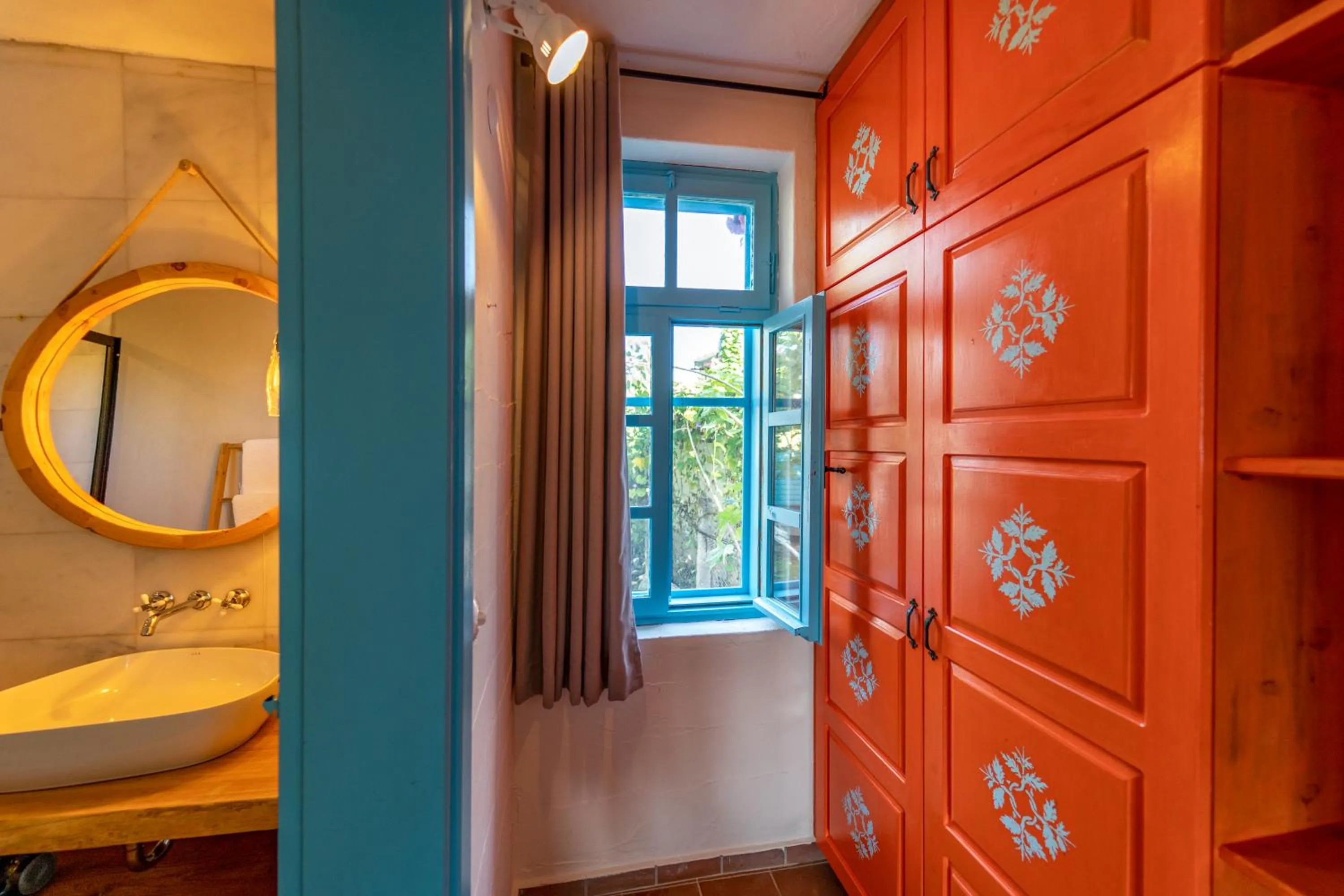 wardrobe, Bed in Yonca Lodge