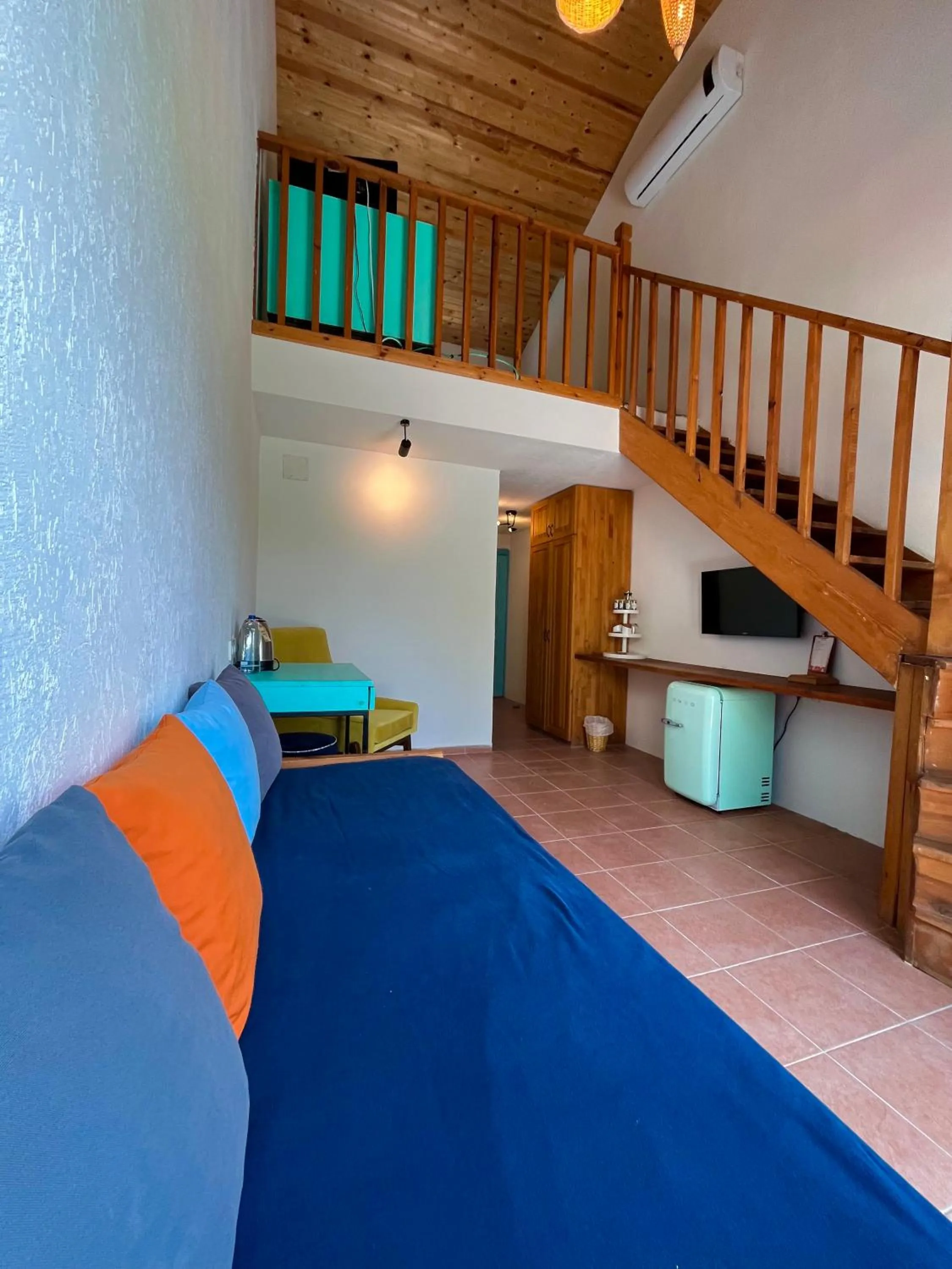 Living room, Bed in Yonca Lodge