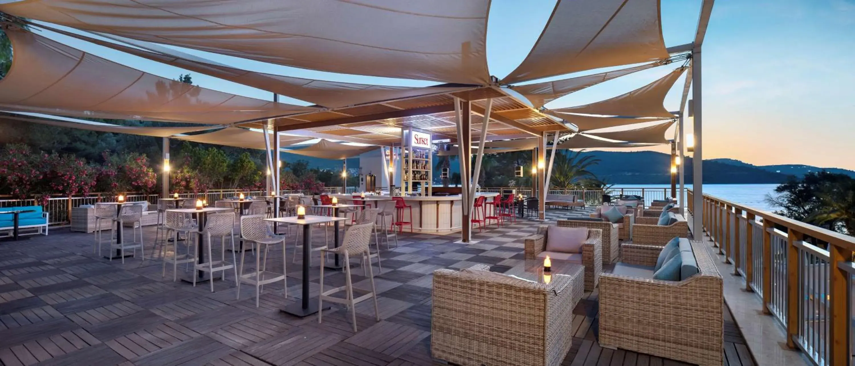 Lounge or bar in DoubleTree by Hilton Bodrum Isil Club Ultra All-Inclusive Resort Lounge or bar in DoubleTree by Hilton Bodrum Isil Club Ultra All-Inclusive Resort