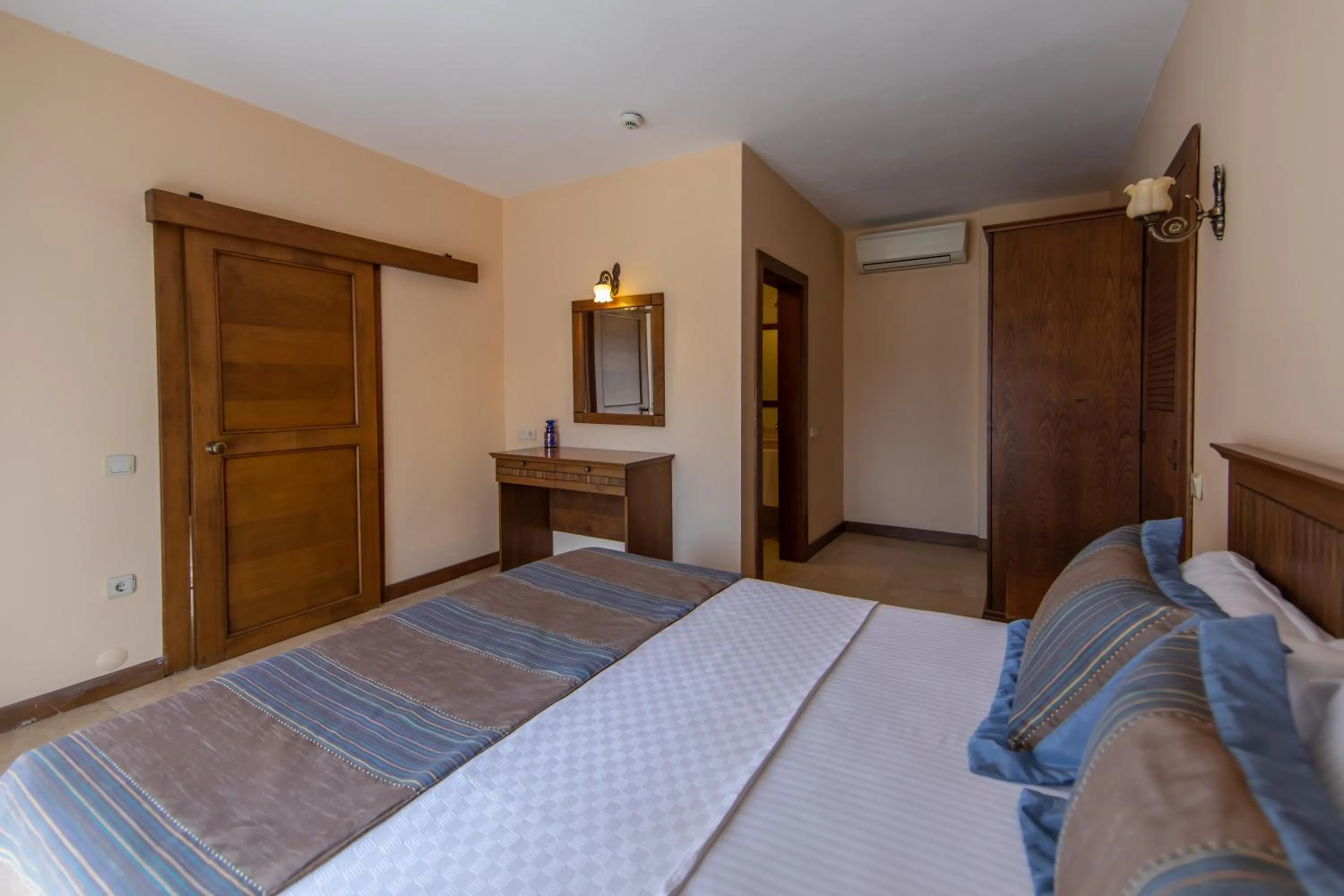 Bedroom, Bed in Ipek Garden Palace Residence