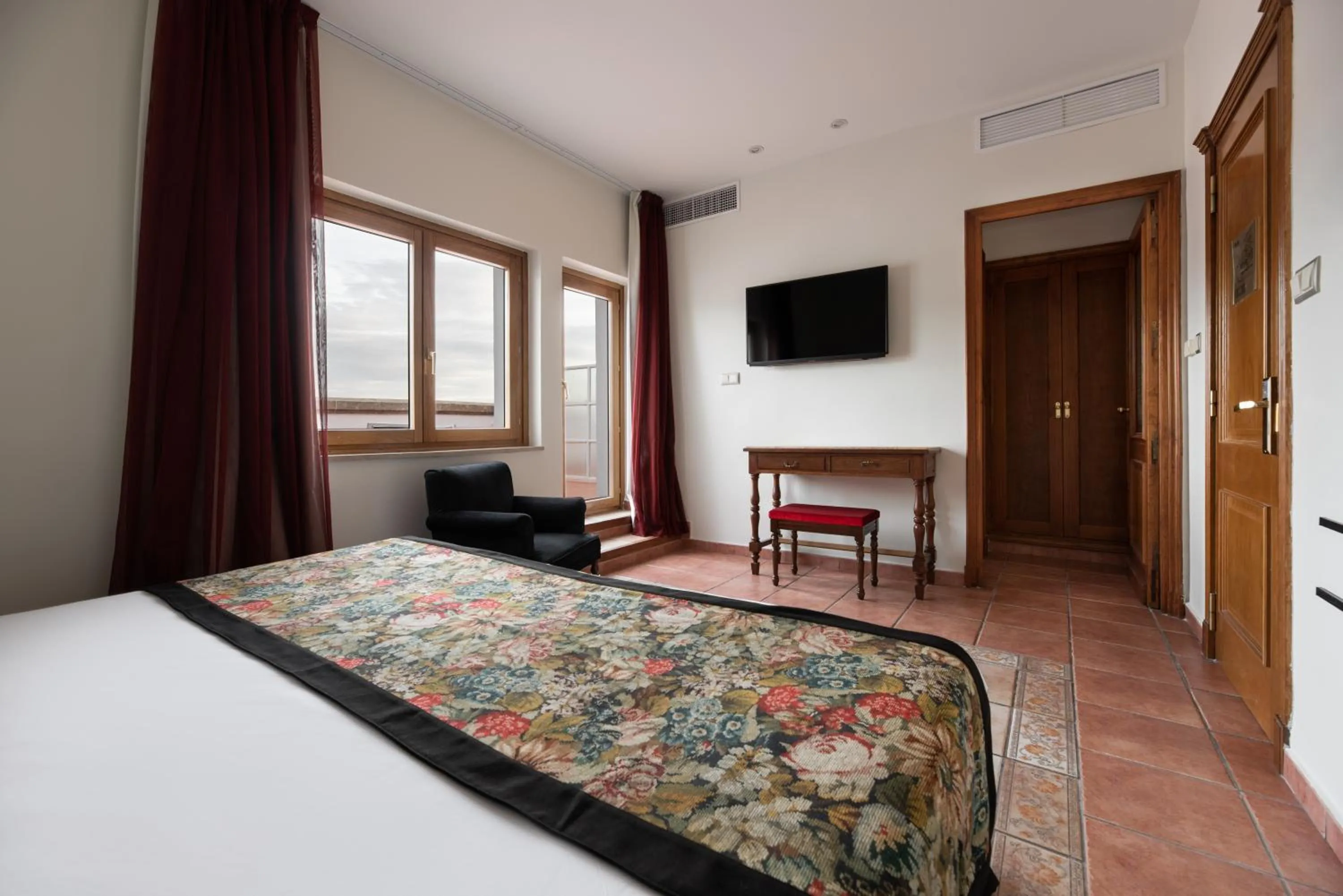 Communal lounge/ TV room, Bed in Exe Alfonso VIII