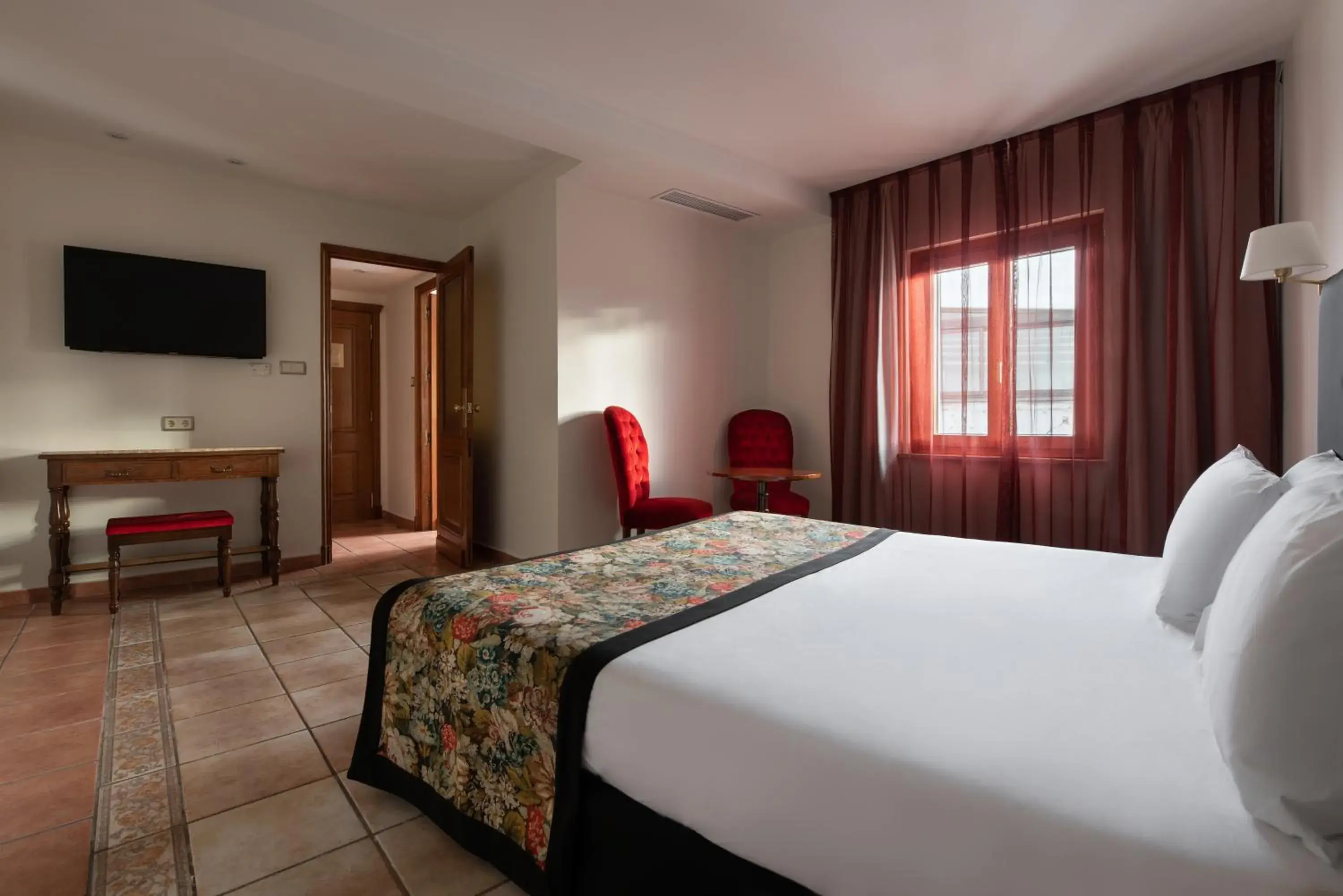 Communal lounge/ TV room, Bed in Exe Alfonso VIII Communal lounge/ TV room, Bed in Exe Alfonso VIII