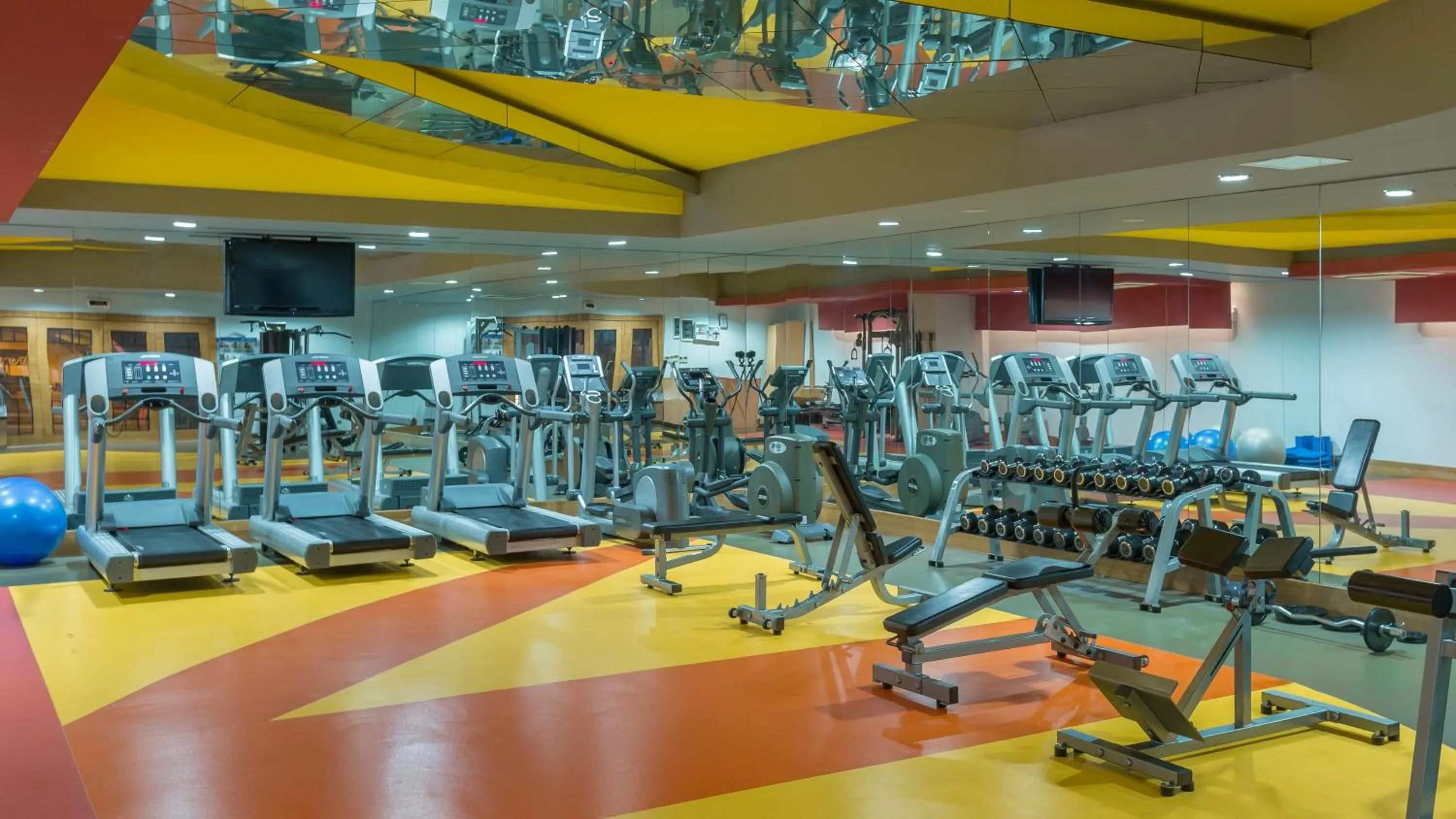 Fitness centre/facilities in Royal Dragon Hotel