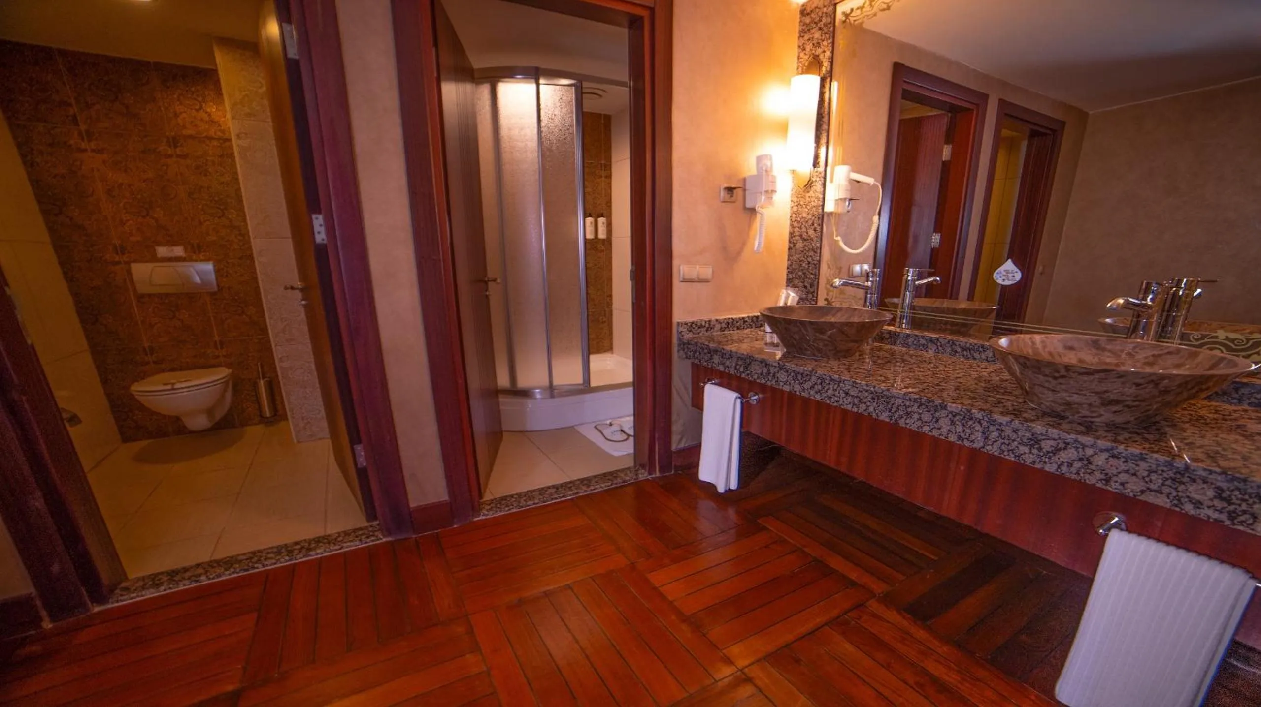 Toilet in Royal Dragon Hotel