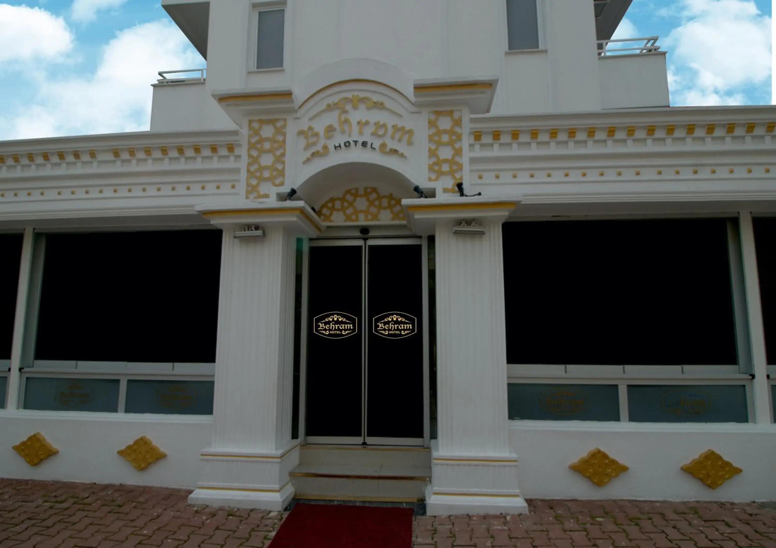 Facade/entrance in Behram Hotel