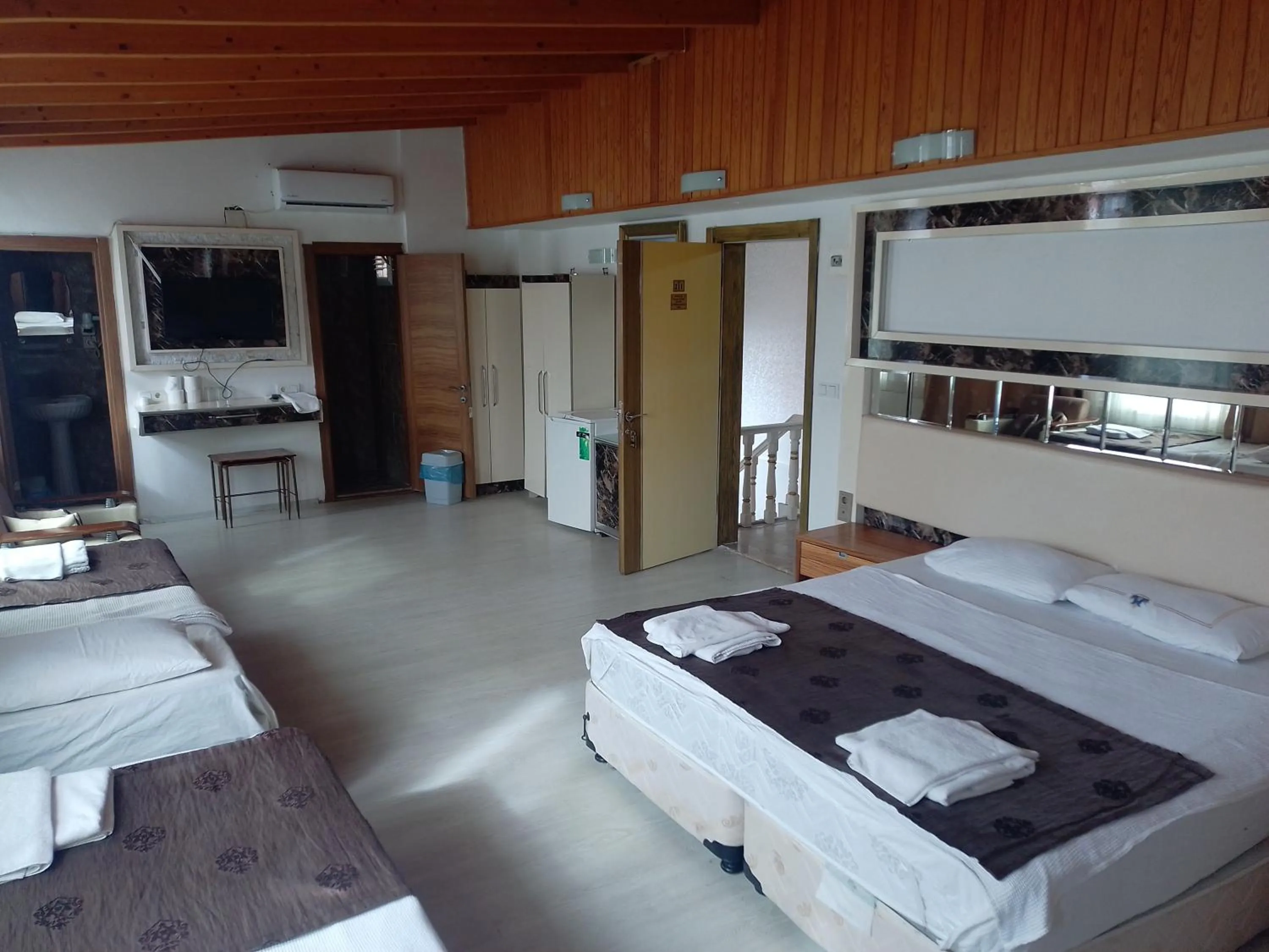 Photo of the whole room, Bed in Behram Hotel