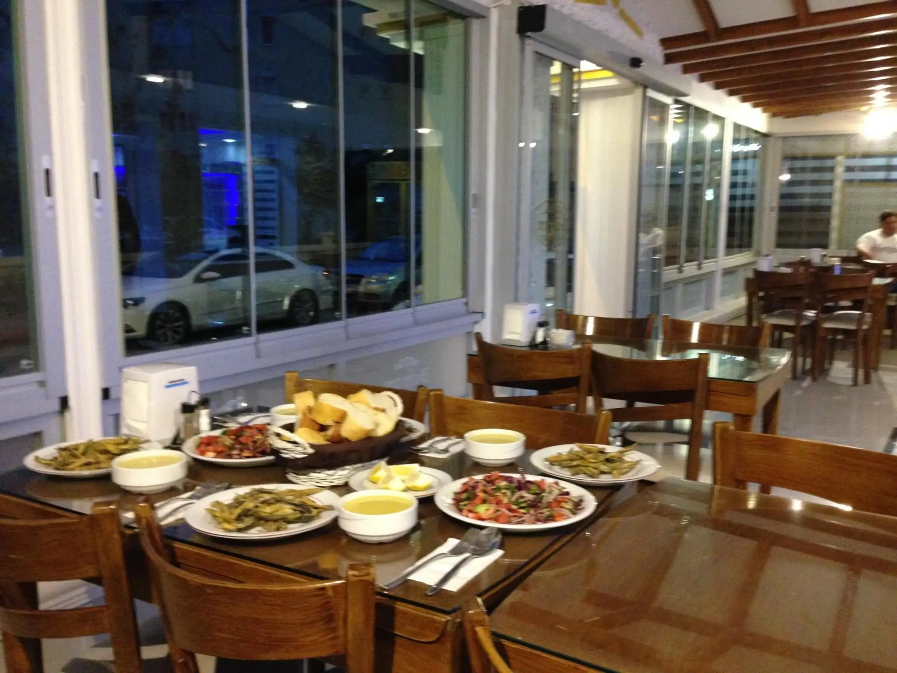 Restaurant/Places to Eat in Behram Hotel