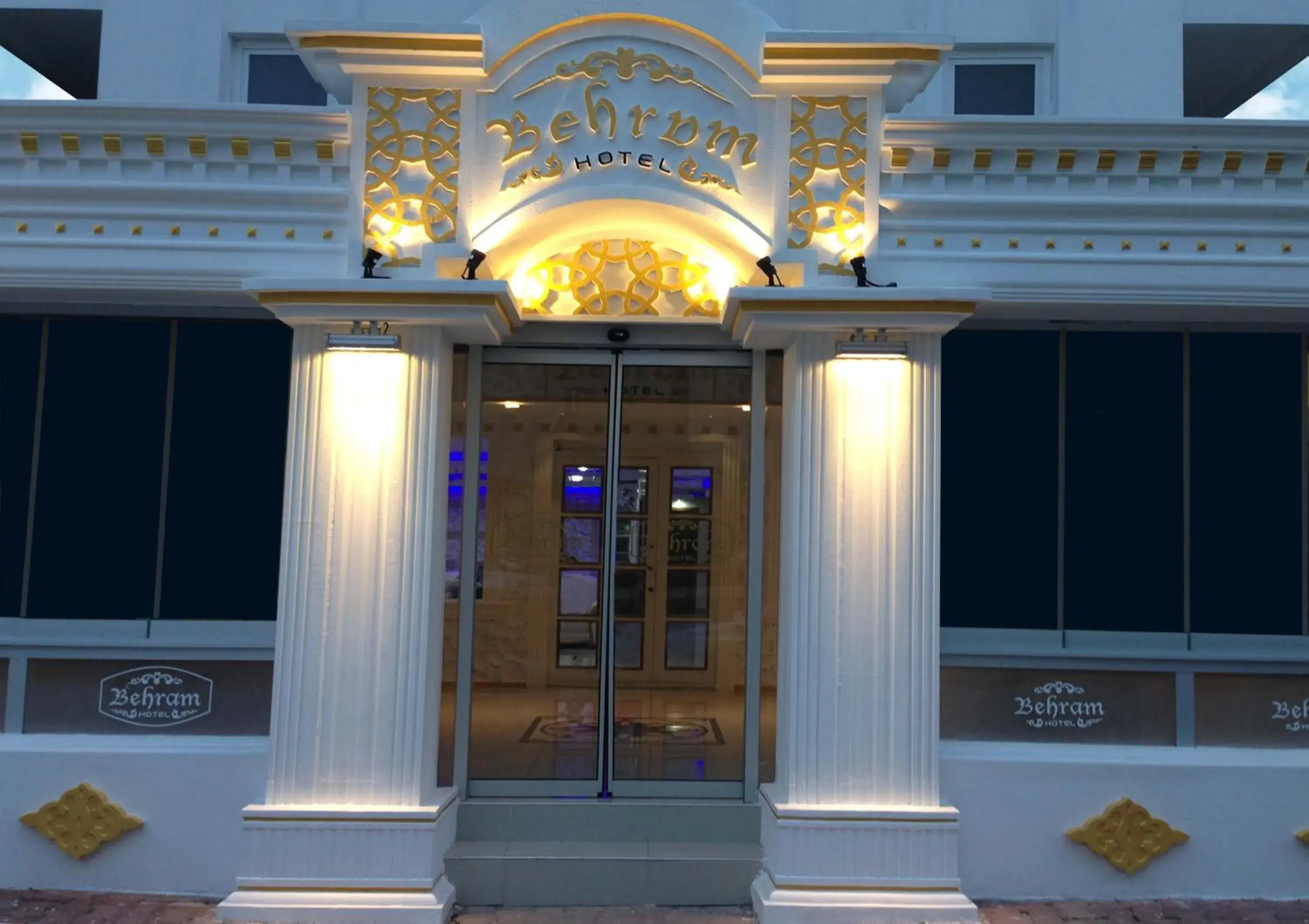 Facade/entrance in Behram Hotel