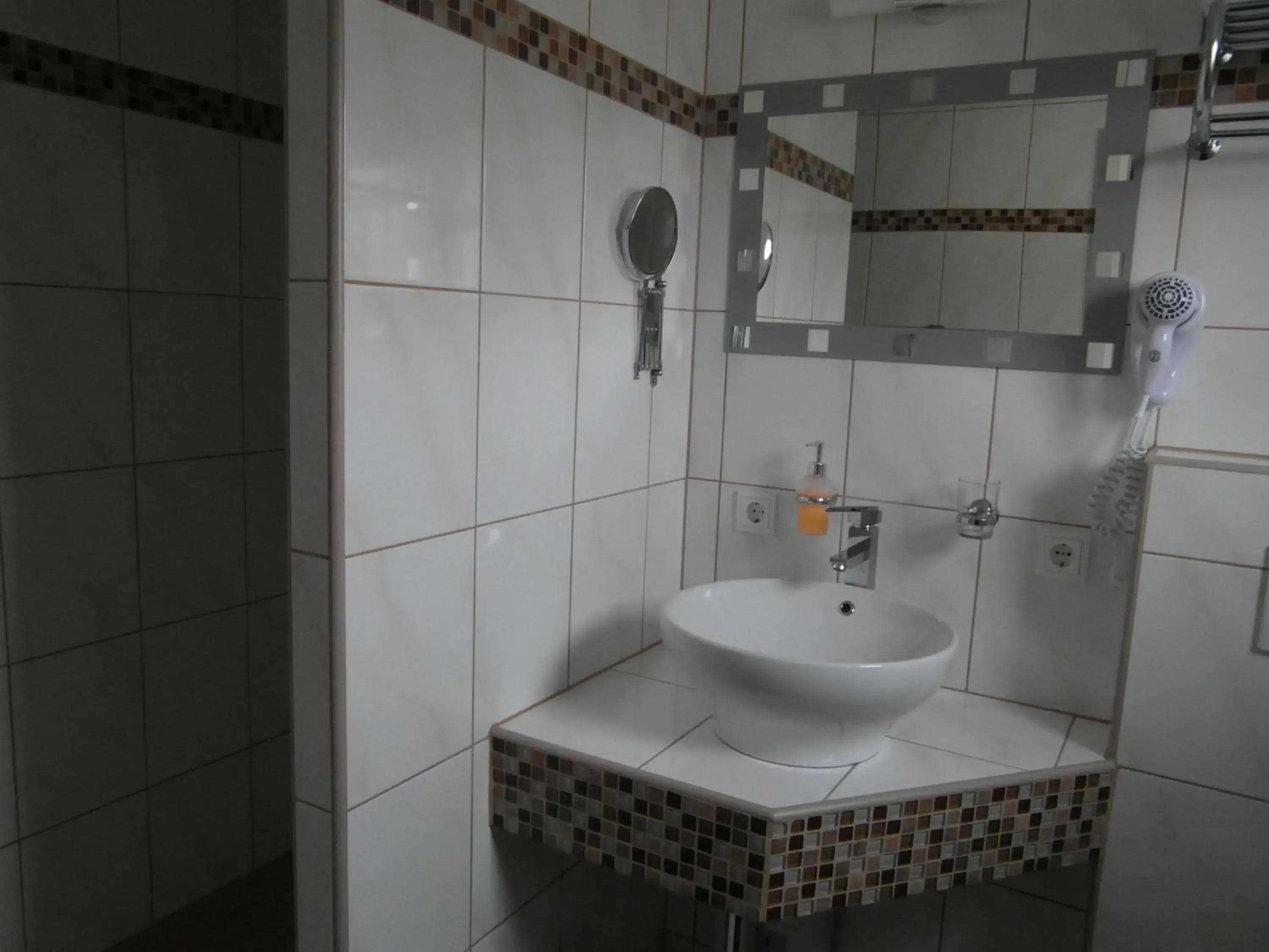 Double Room with Shower - single occupancy in Hotel Am Donaubogen Double Room with Shower - single occupancy in Hotel Am Donaubogen