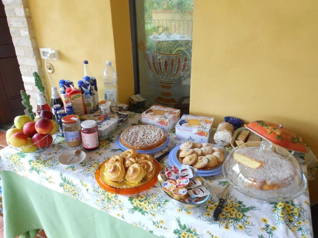 Buffet breakfast in A Casa Di Pici