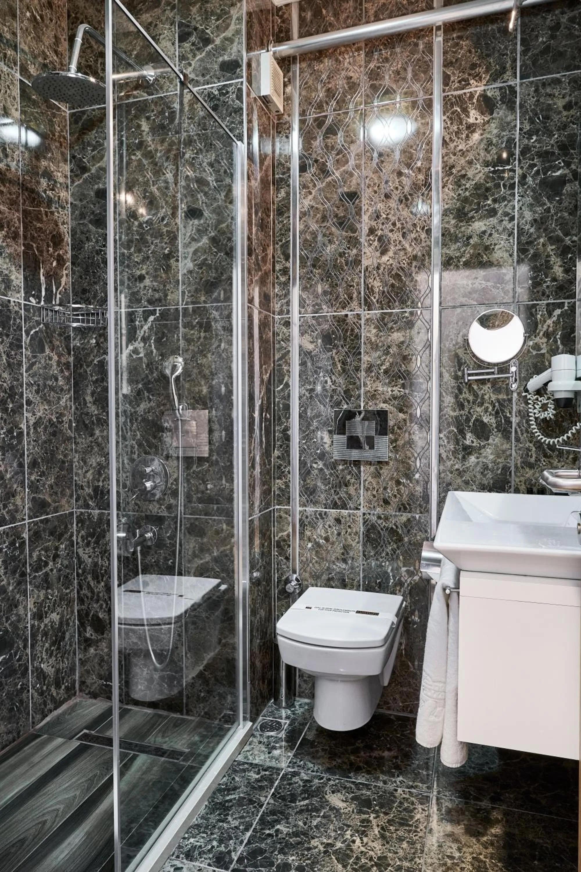 Shower in Buyuk Truva Hotel