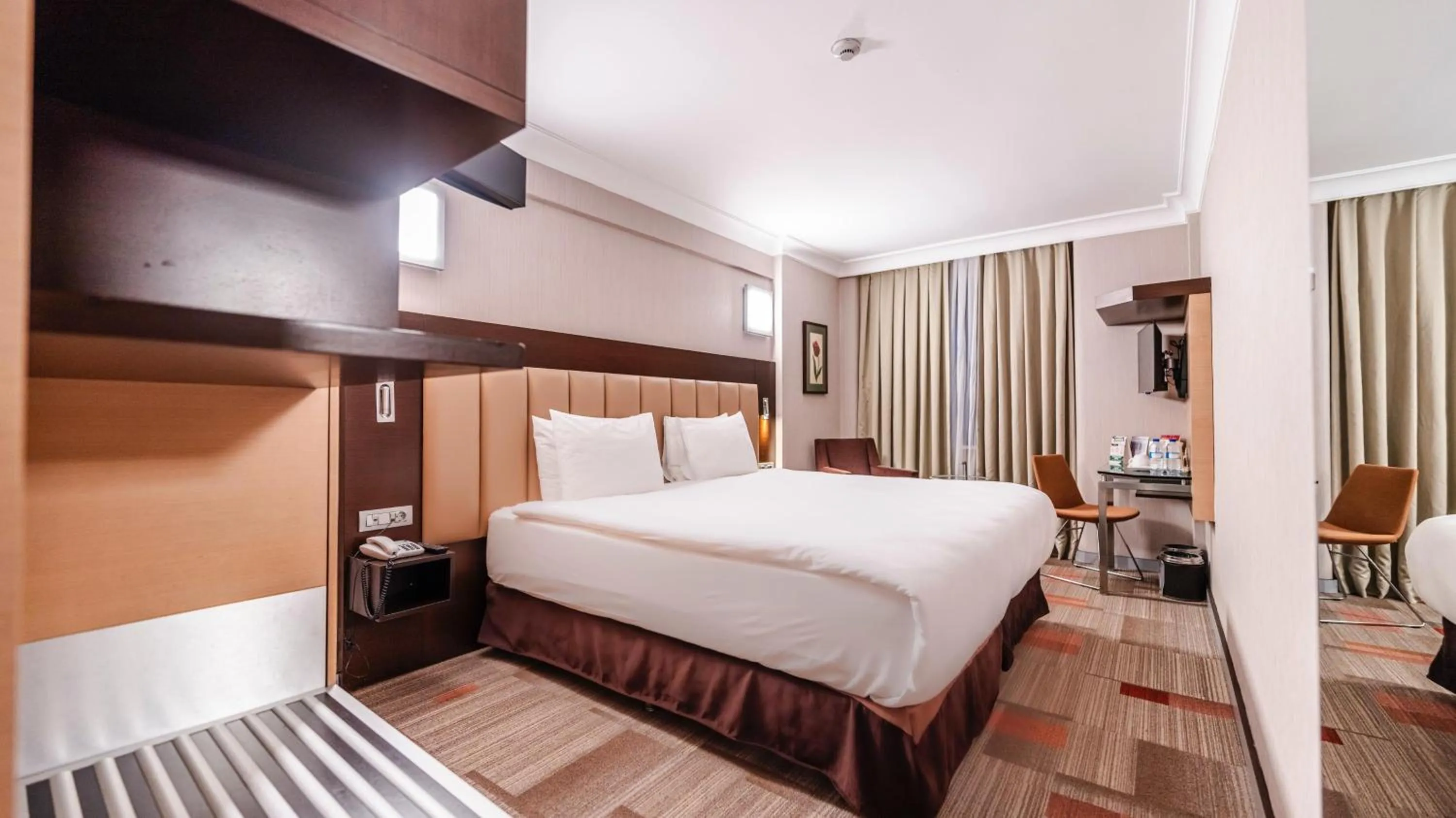 Photo of the whole room, Bed in Lamartine Hotel