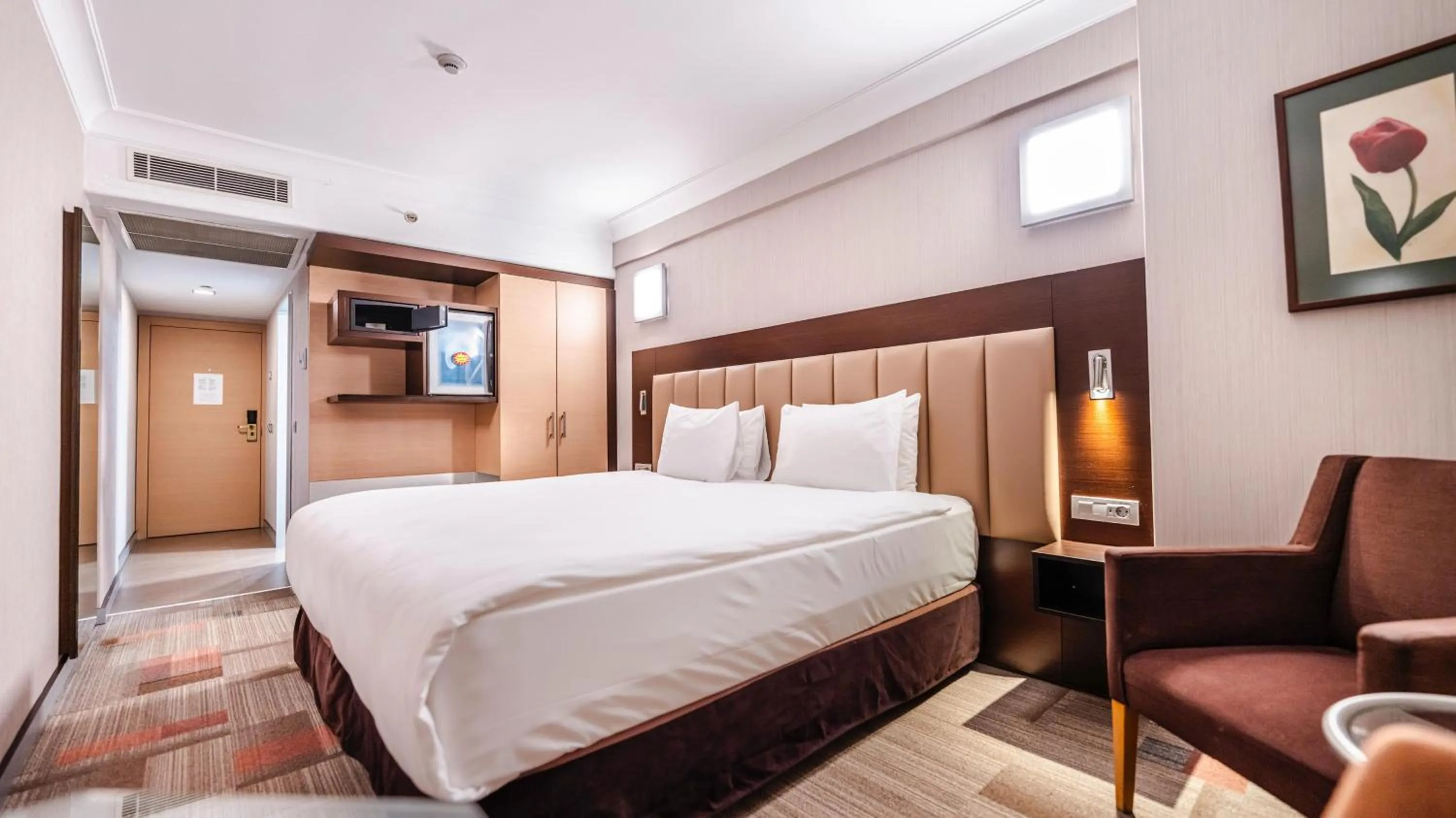 Photo of the whole room, Bed in Lamartine Hotel