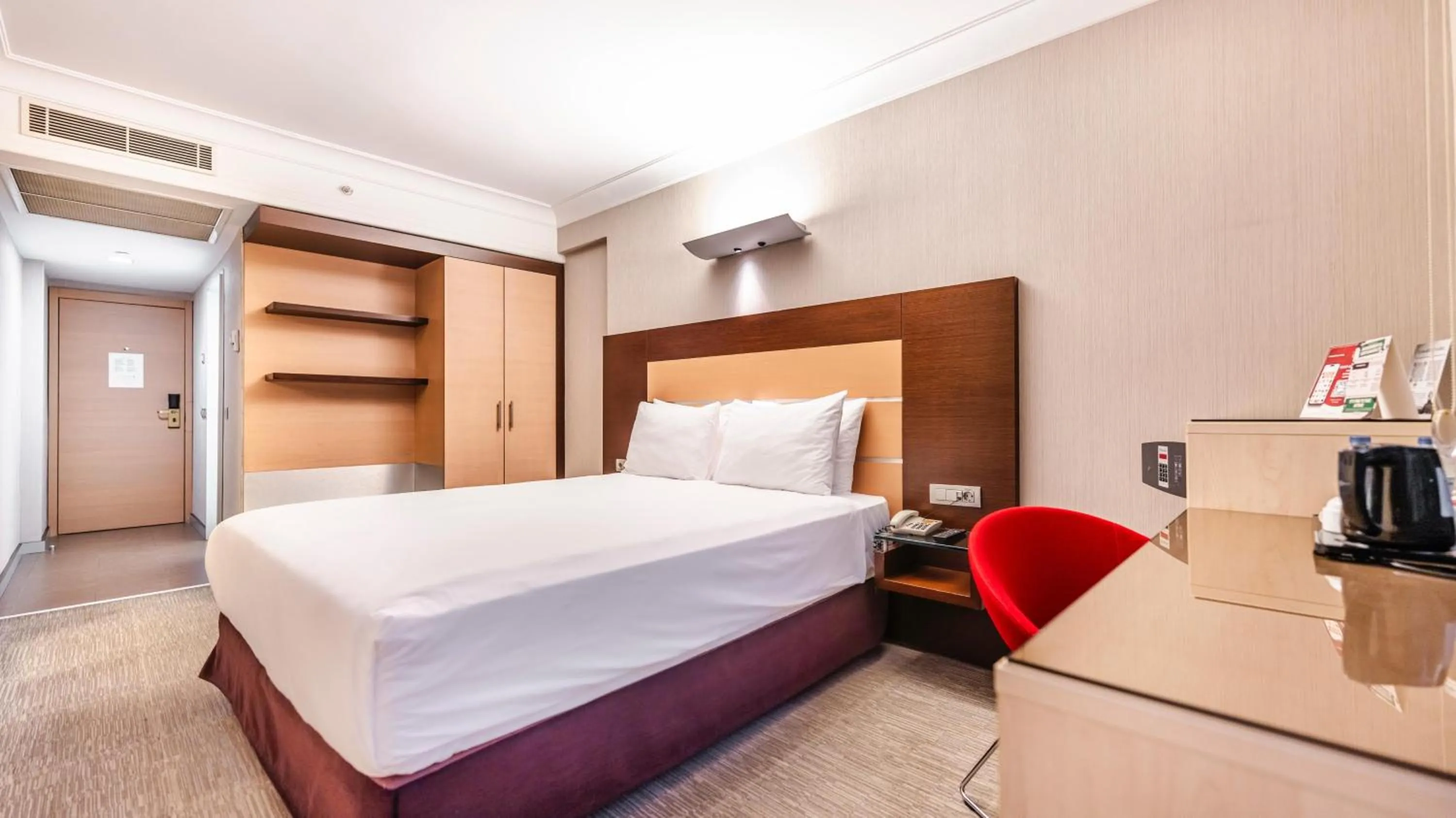 Photo of the whole room, Bed in Lamartine Hotel