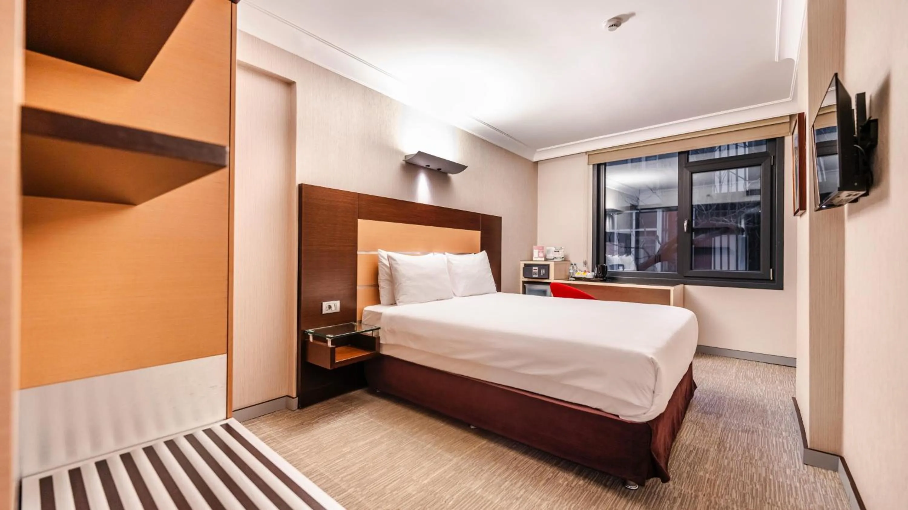 Photo of the whole room, Bed in Lamartine Hotel