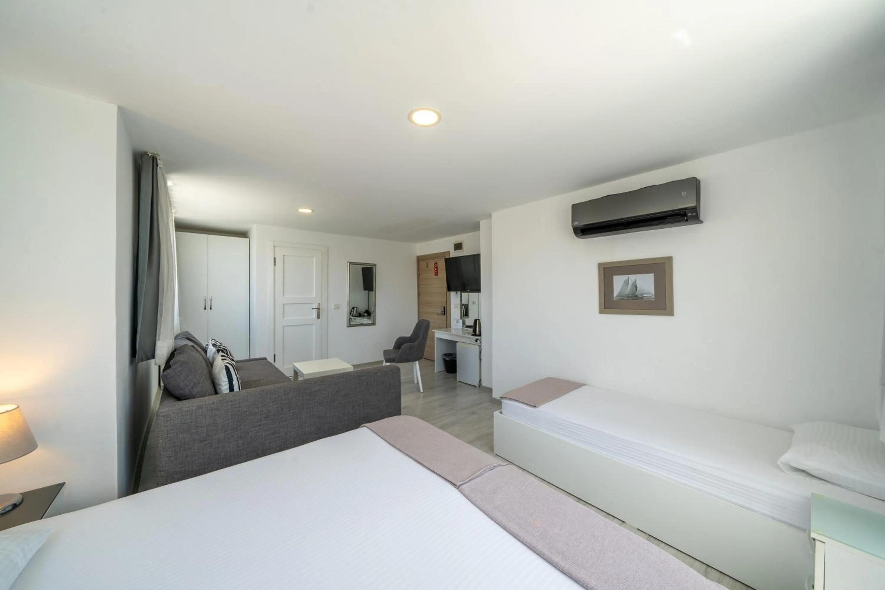 Photo of the whole room, Bed in Artunc Hotel Bodrum