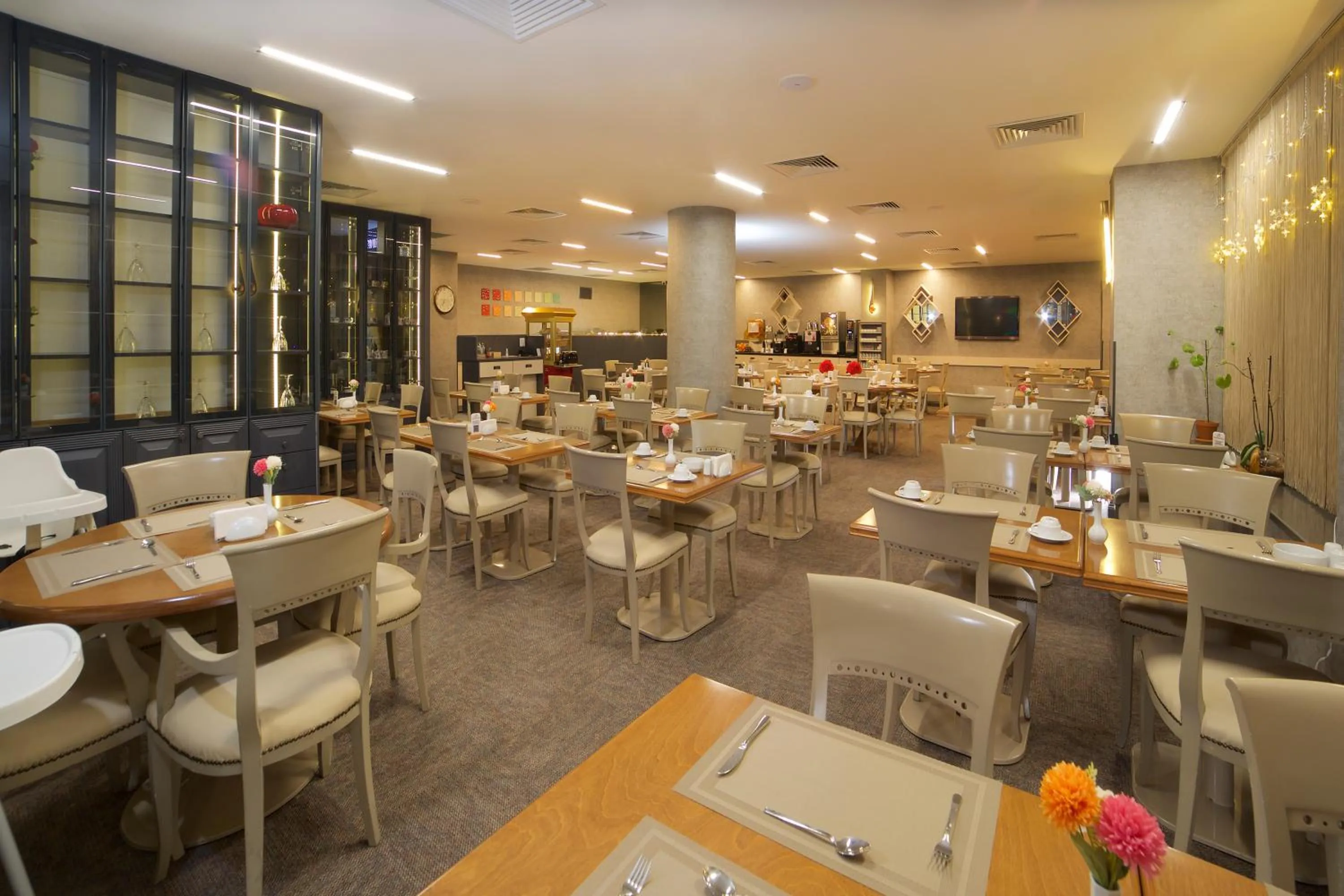 Restaurant/places to eat in Hotel Bulvar Palas