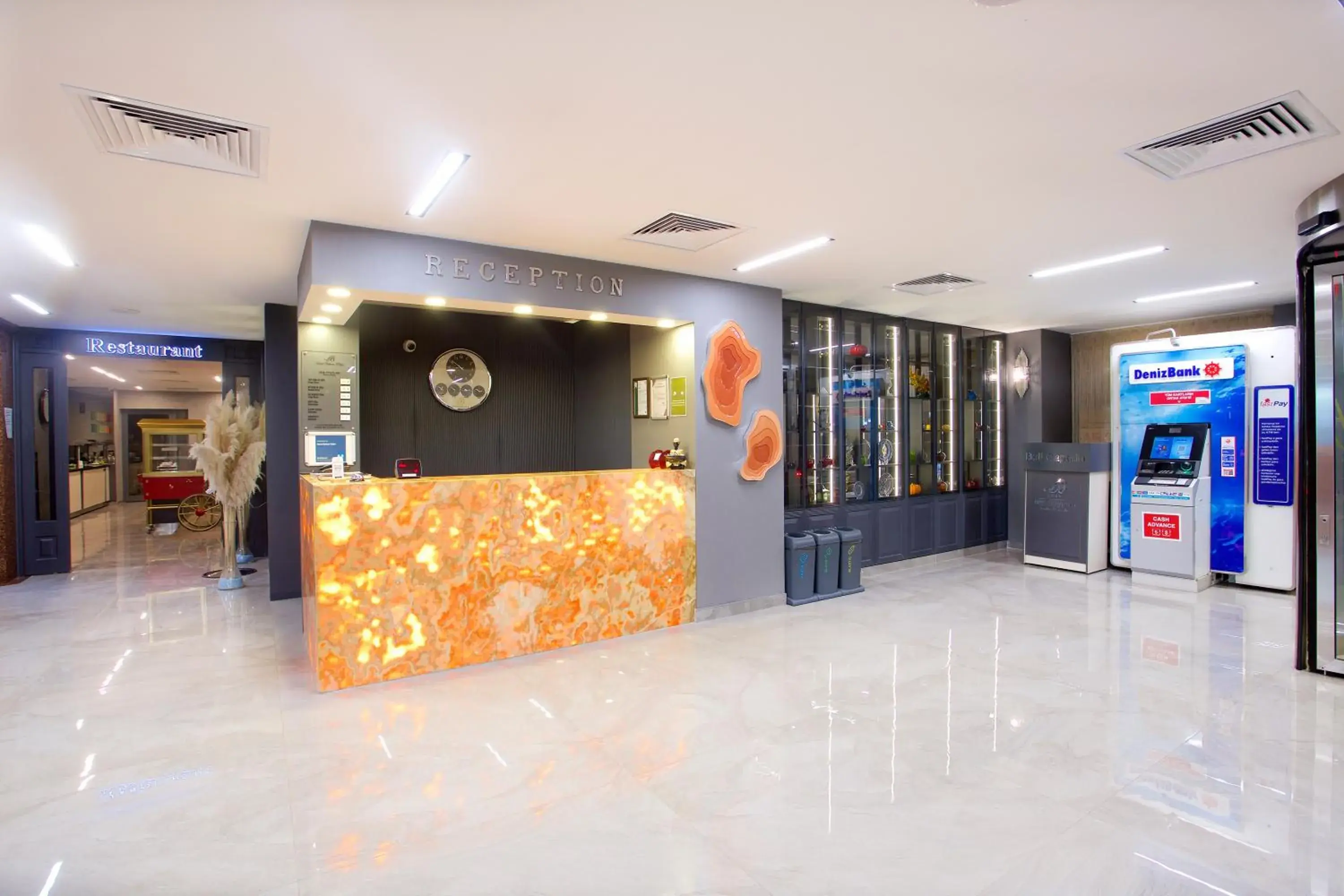 Lobby or reception in Hotel Bulvar Palas Lobby or reception in Hotel Bulvar Palas