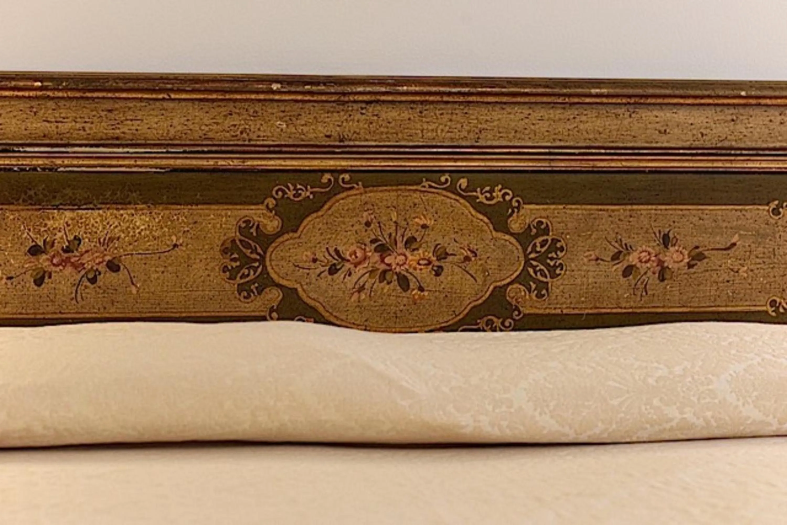 Decorative detail, Bed in Le Due Corone Bed & Breakfast