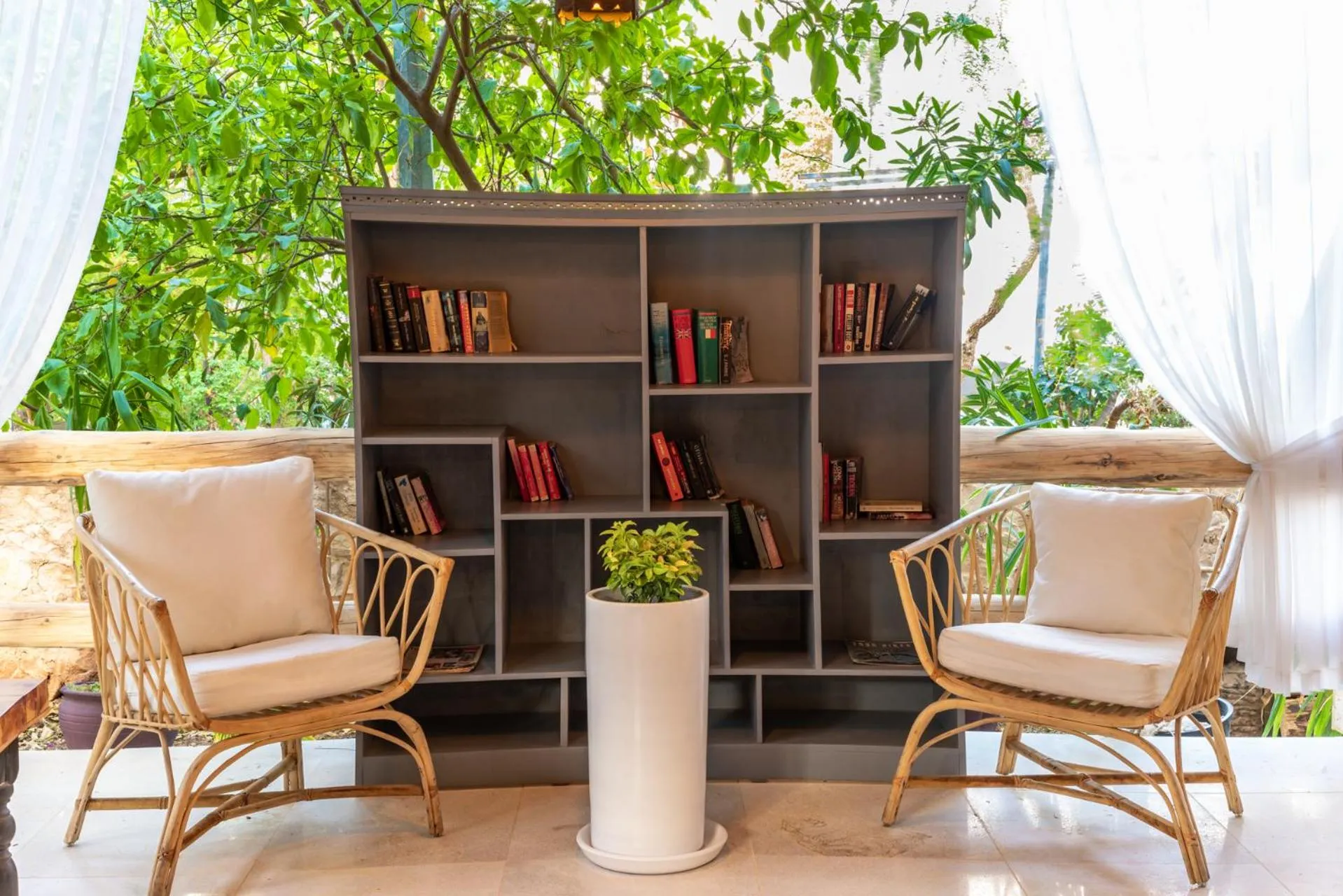 Restaurant/places to eat in Elixir Hotel