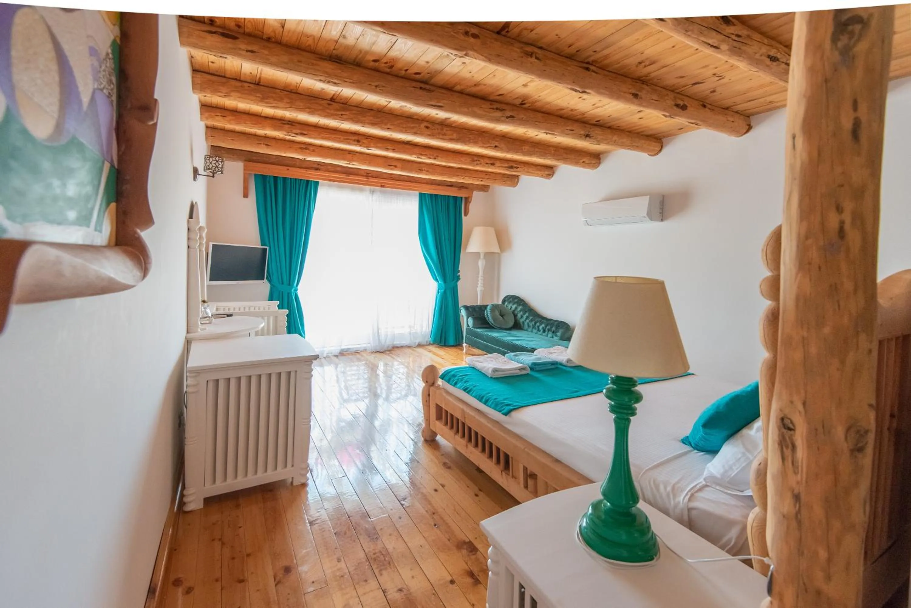 Photo of the whole room, Bed in Elixir Hotel