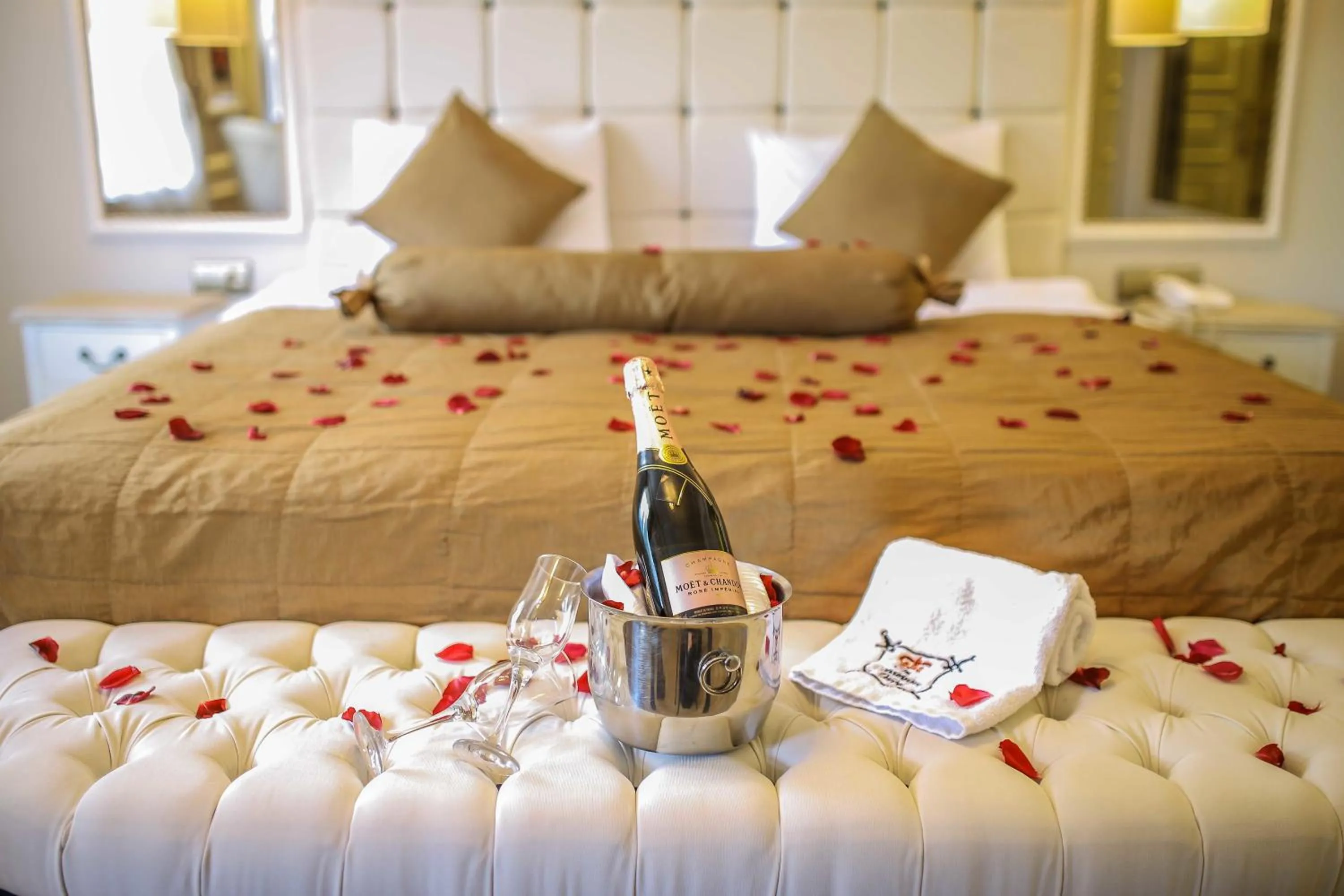 Bathroom, Bed in The Constantine Hotel