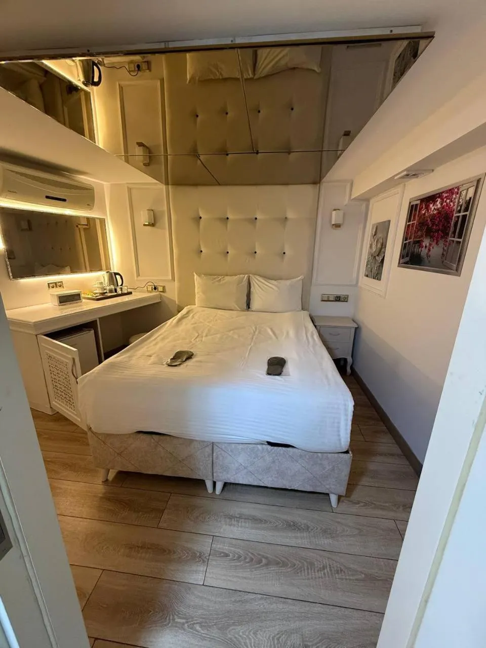 Photo of the whole room, Bed in The Constantine Hotel