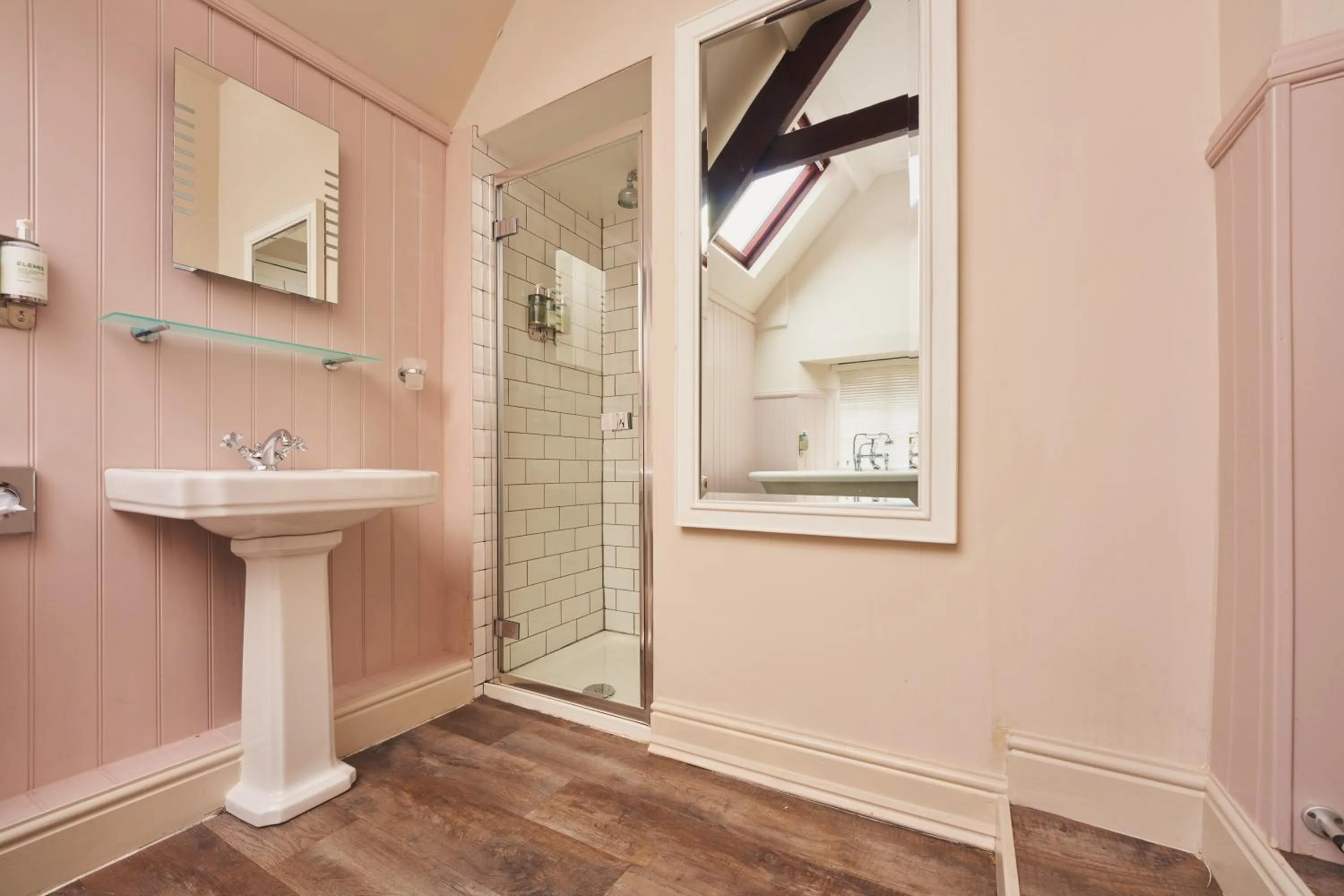 Shower in Rose and Crown Yealmpton