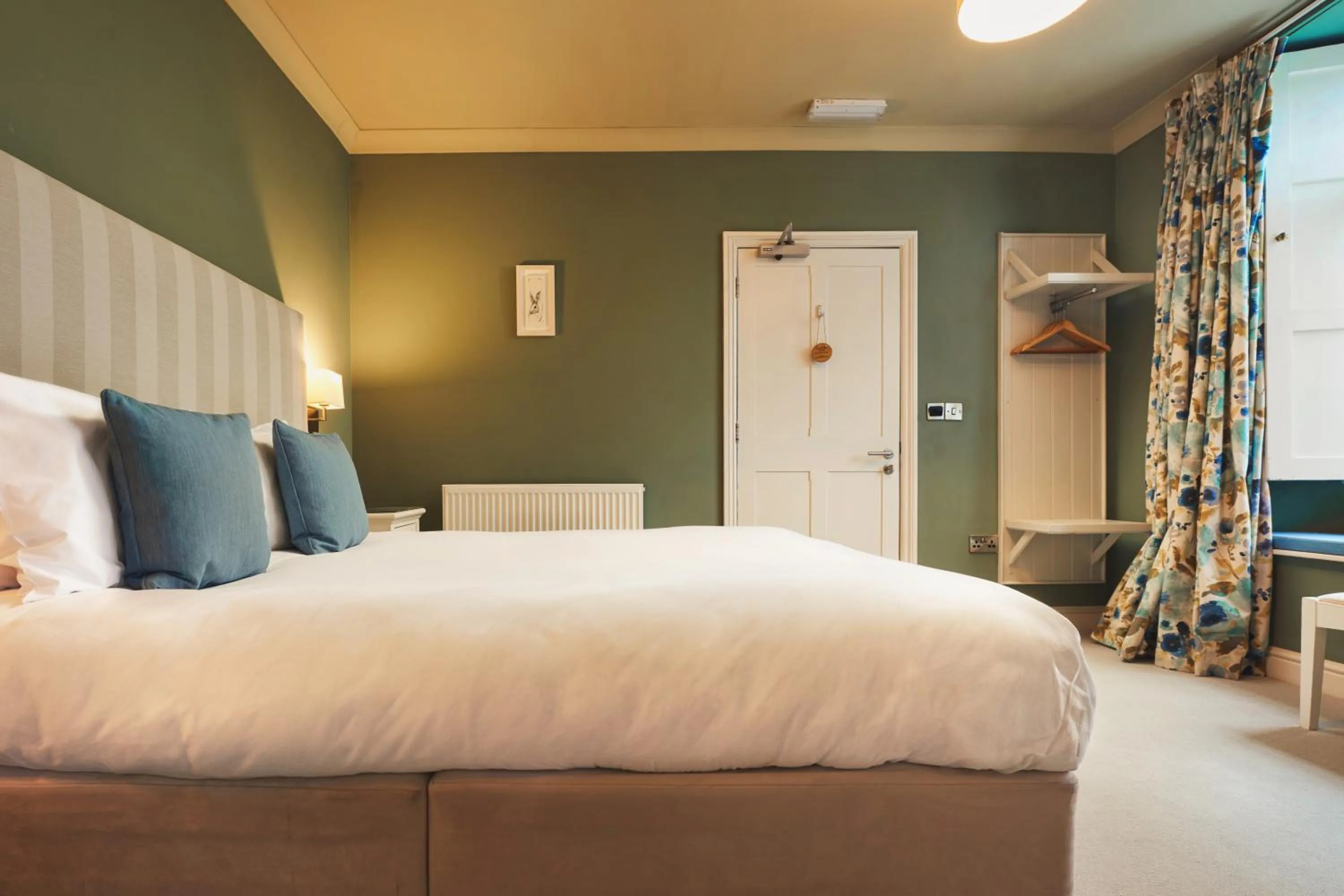 Photo of the whole room, Bed in Rose and Crown Yealmpton