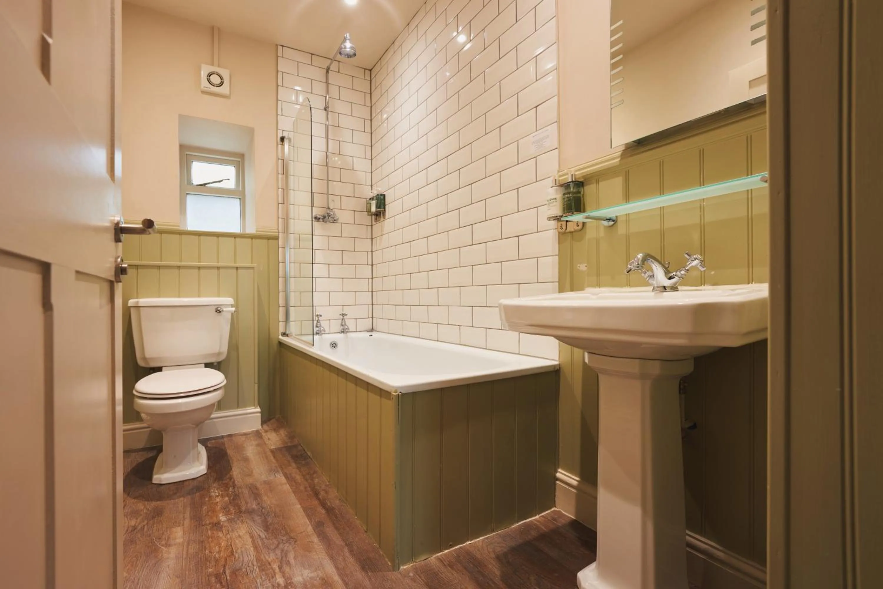Bathroom in Rose and Crown Yealmpton