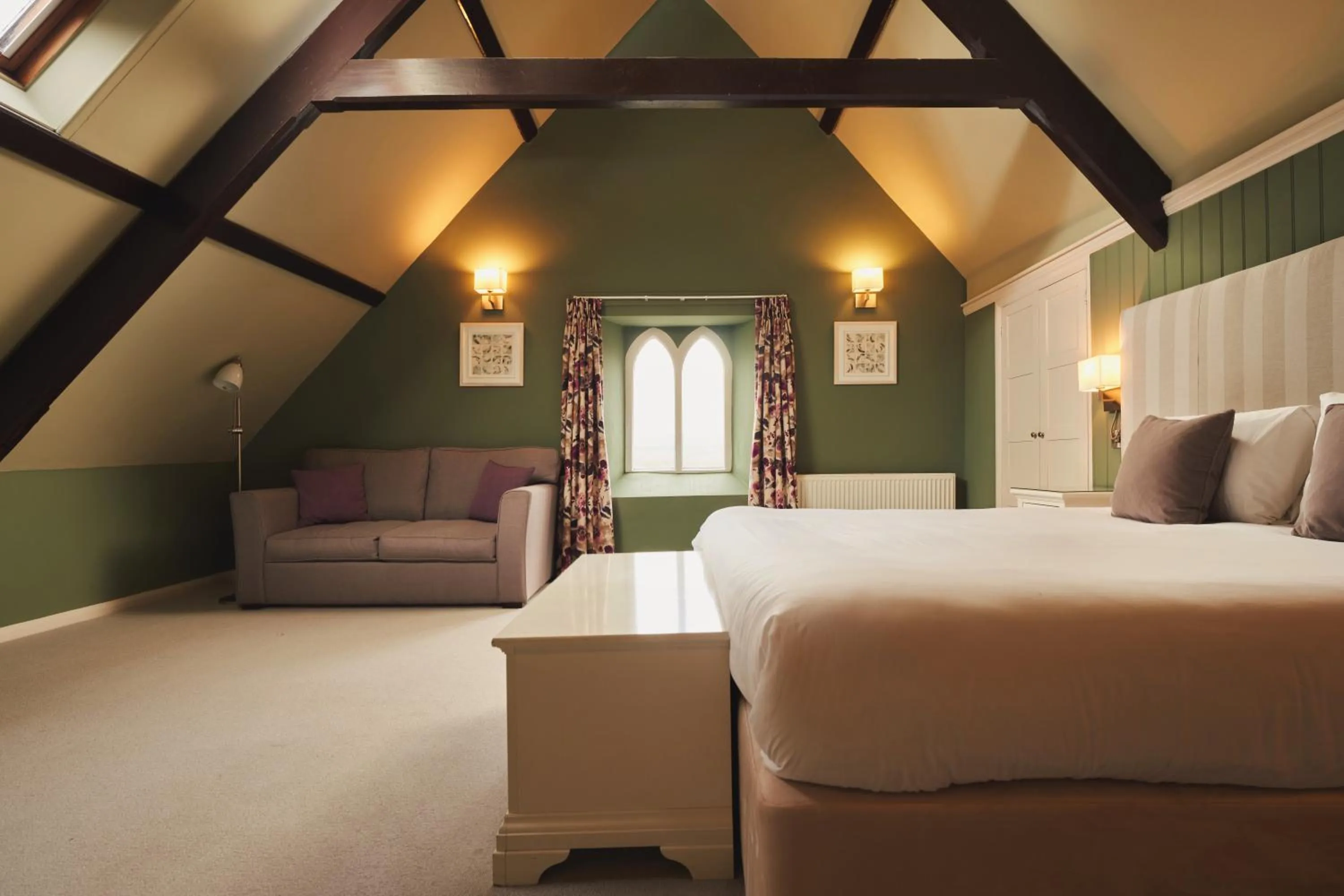 Photo of the whole room, Bed in Rose and Crown Yealmpton