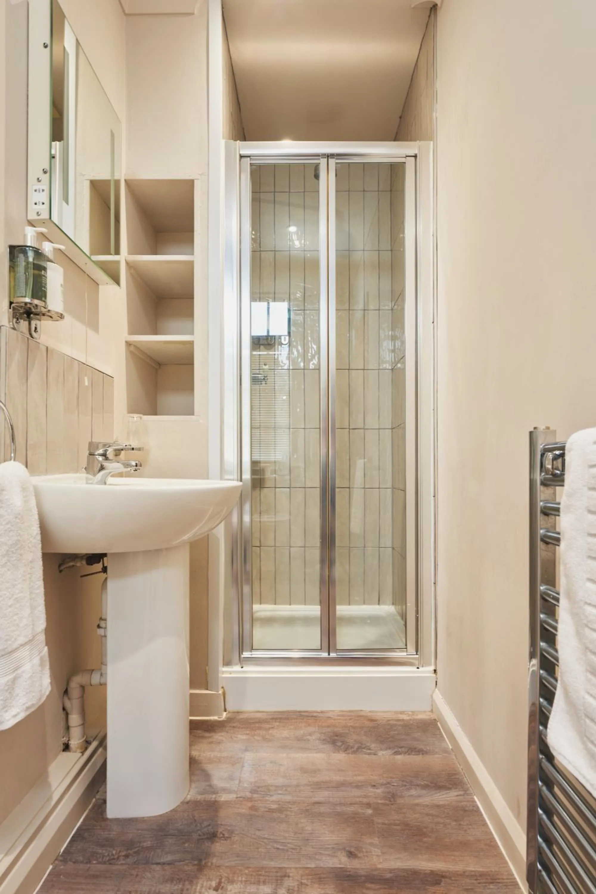 Shower in Rose and Crown Yealmpton