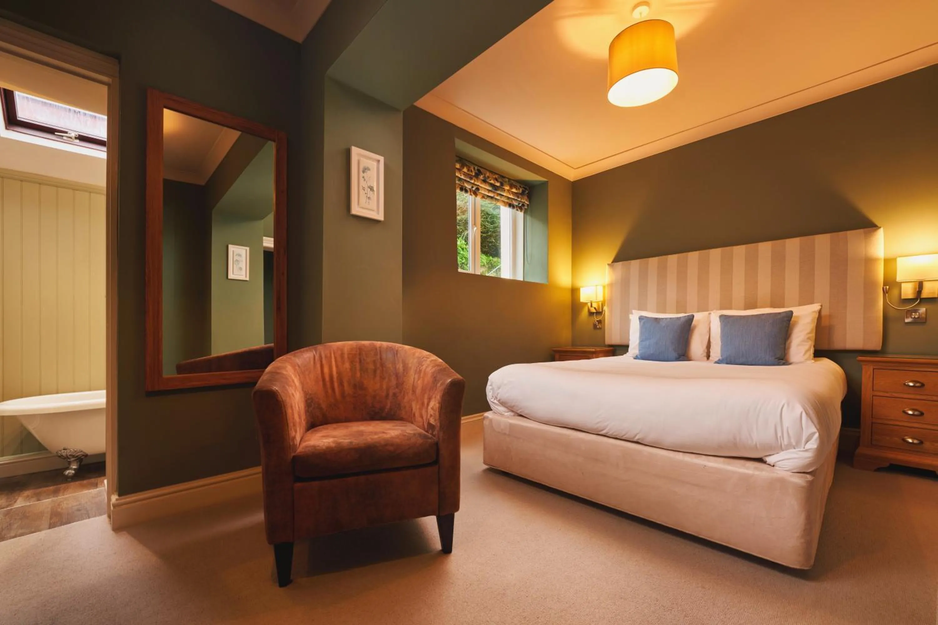 Photo of the whole room, Bed in Rose and Crown Yealmpton