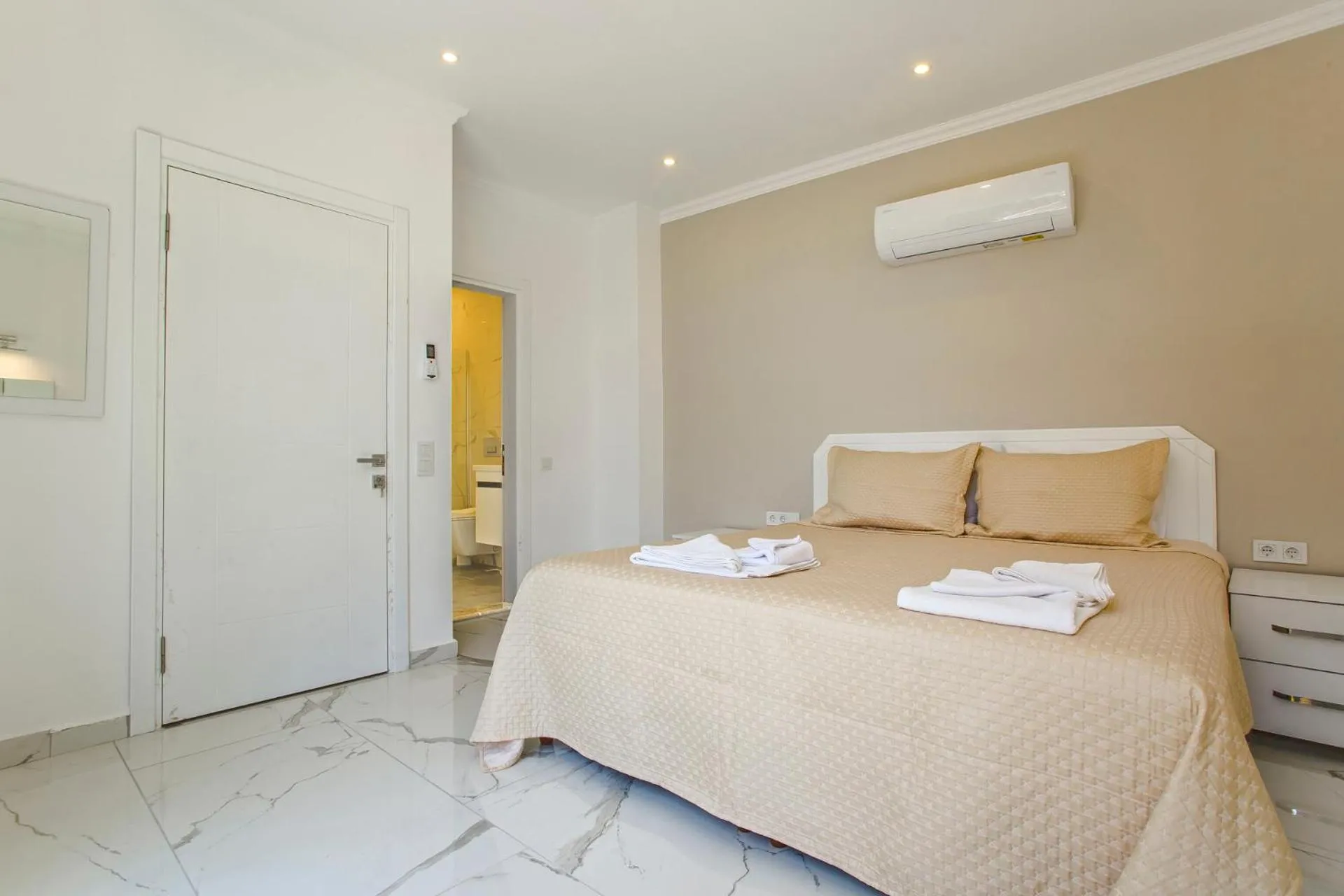Bed in Nur Suites & Hotels