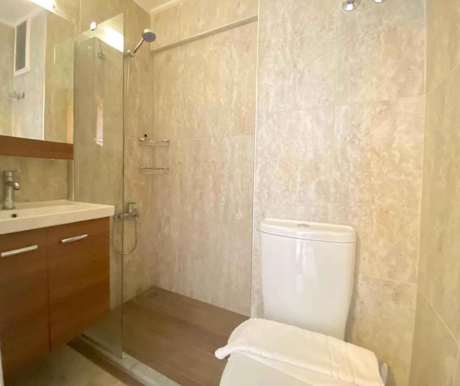 Shower in Nur Suites & Hotels